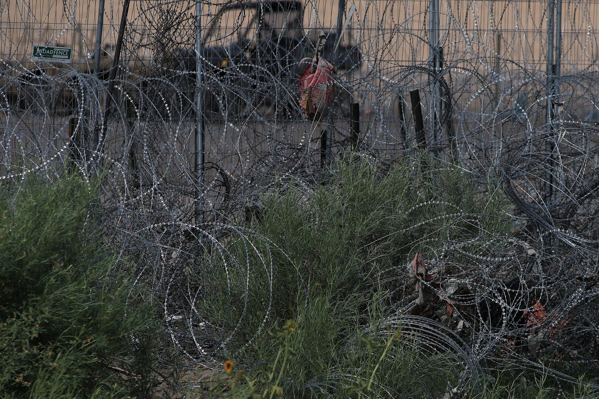 Texas amplía su alambrada de púas en la frontera con México: ‘No desanima a migrantes’; dicen activistas