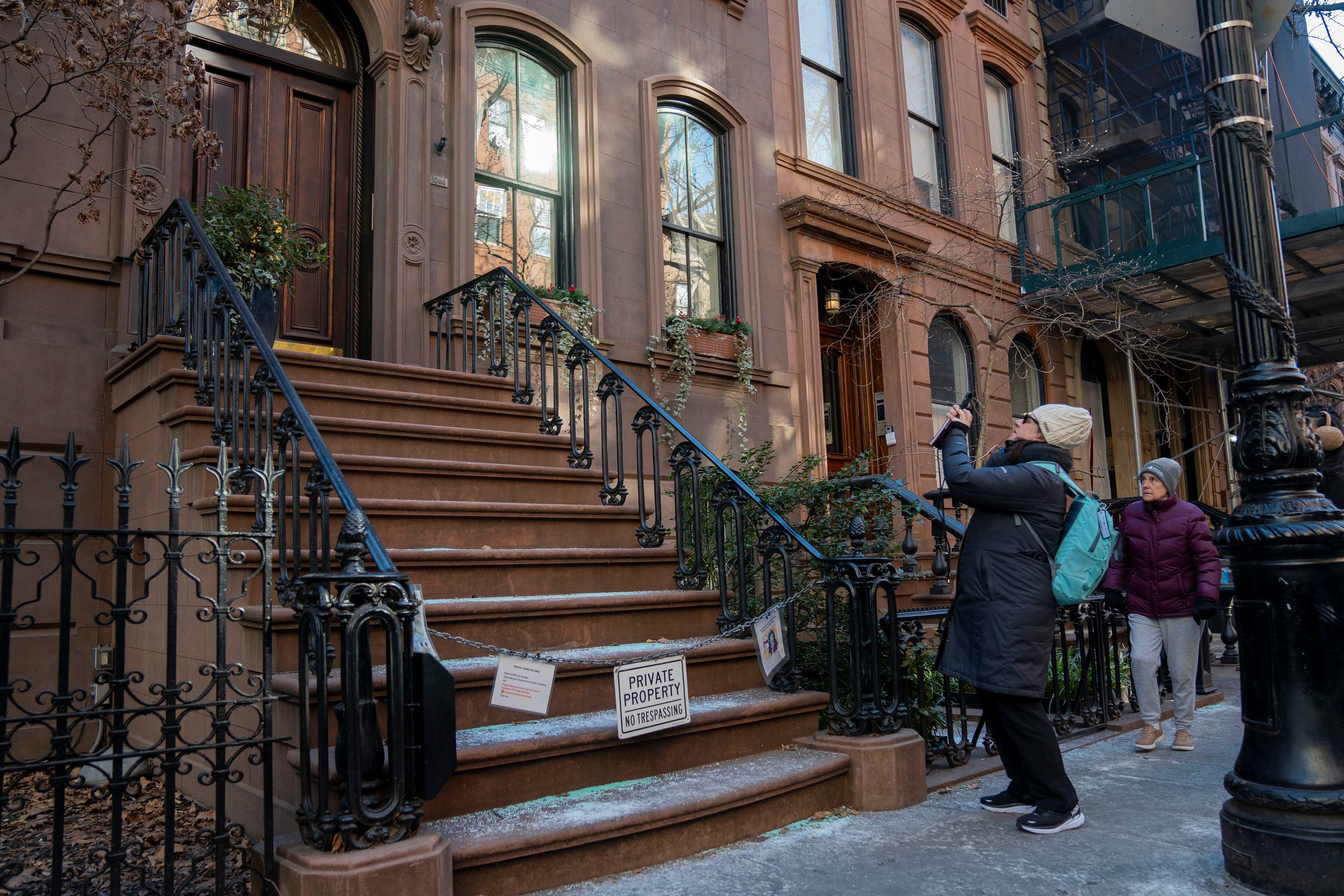 Un turista toma fotos a la casa donde se grabó la serie Sex and the City, este martes, en Nueva York. (Foto:  EFE/ Ángel Colmenares)