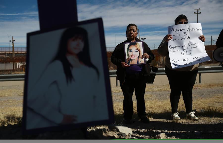 Madre recuerda con una cruz a su hija Idaly Juache, asesinada en frontera México-EU