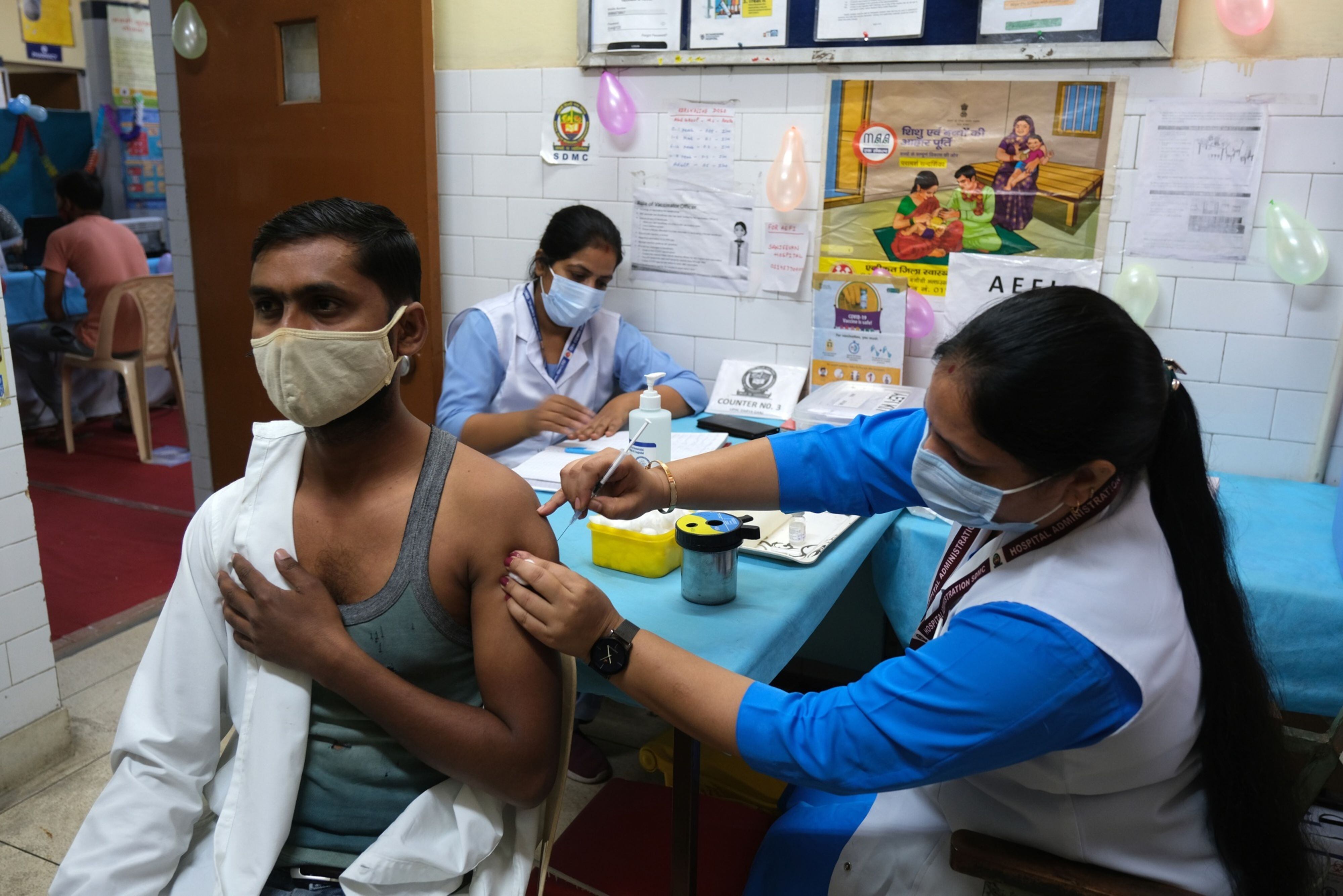 India confirma contagios con ómicron en personas vacunadas, incluso con dosis de refuerzo
