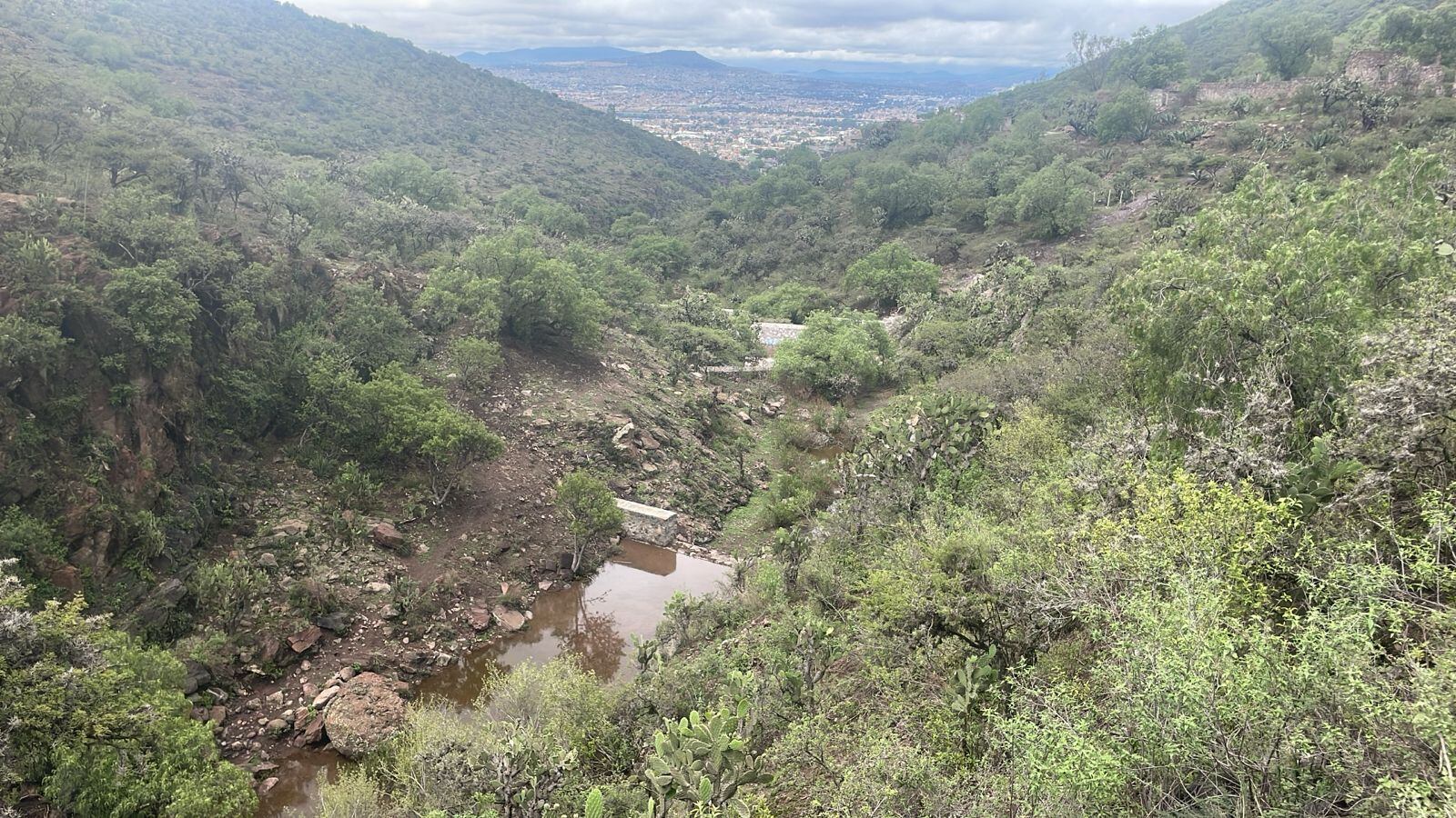 Decenas de muros de las represas en la Sierra de Guadalupe requieren reparación o no podrán contener el agua que baja.