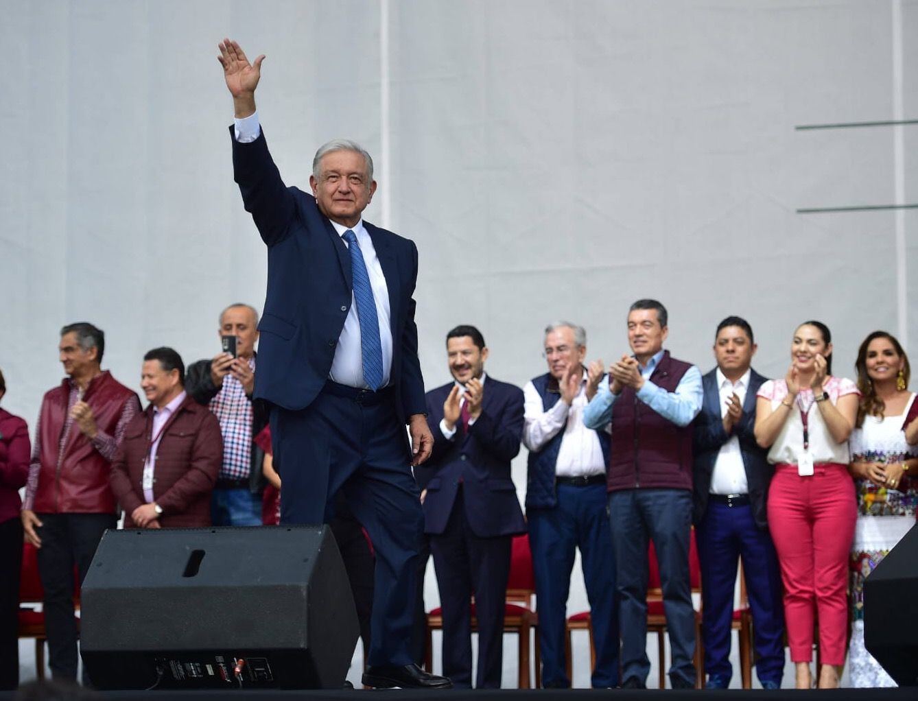 El presidente López Obrador saluda a los miles de asistentes a la Plaza de la Constitución.