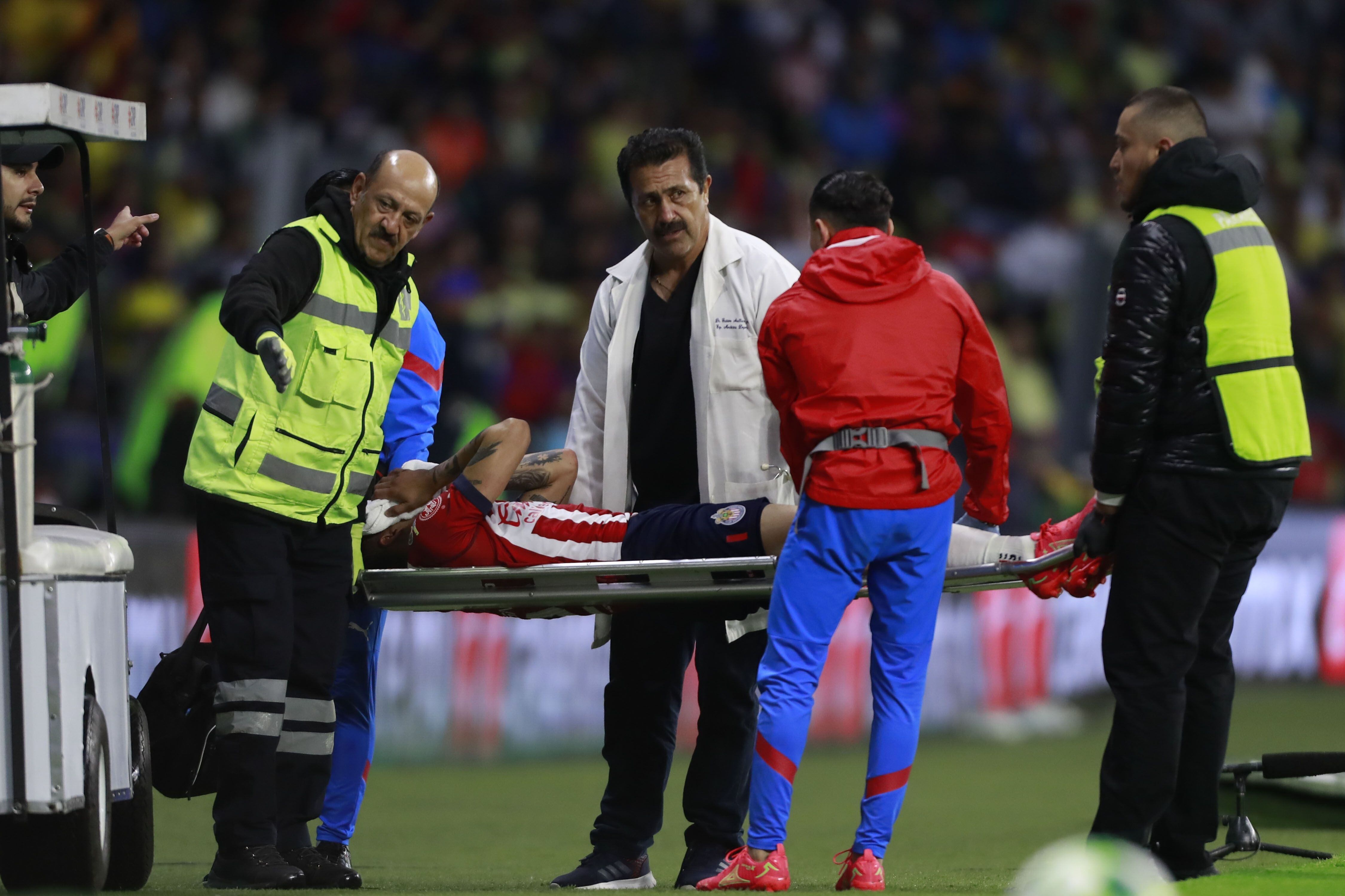 Carlos Cisneros fue retirado de la cancha tras su lesión en la semifinal. (Foto: Mexsport)