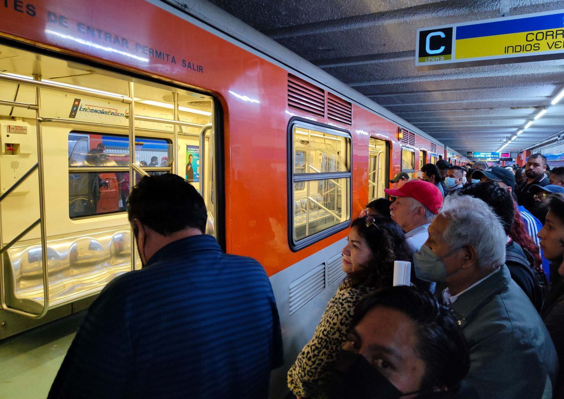 Metro de CDMX ‘va hincado’: Pasajeros reportan retrasos y trenes detenidos en líneas 7, 3 y 8