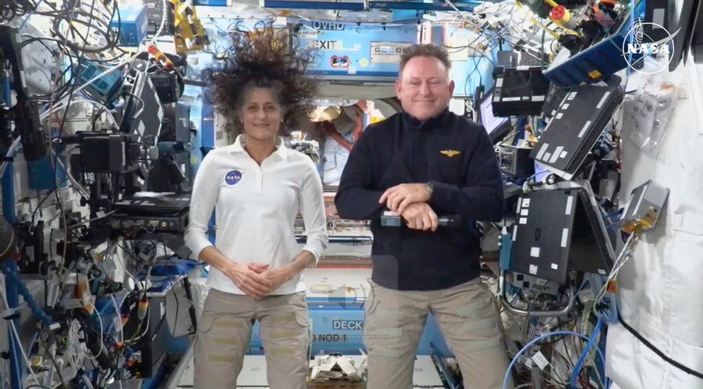 Esta imagen tomada de una transmisión en vivo de la NASA muestra a los astronautas de la agencia Suni Williams y Butch Wilmore durante una conferencia de prensa desde la Estación Espacial Internacional, el viernes 13 de septiembre de 2024. Foto: AP