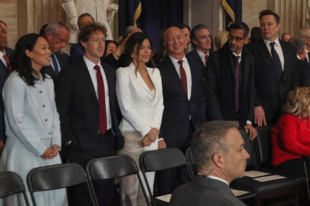 De izquierda de derecha, Priscilla Chan y su esposo Mark Zuckerberg, Lauren Sanchez y su prometido Jeff Bezos, el director ejecutivo de Google Sundar Pichai y el dueño de Tesla, SpaceX y la plataforma social X, Elon Musk, en la ceremonia de investidura de Donald Trump, en la Rotonda del Capitolio, en Washington, el lunes 20 de enero de 2025. (Chip Somodevilla/Pool Photo via AP)