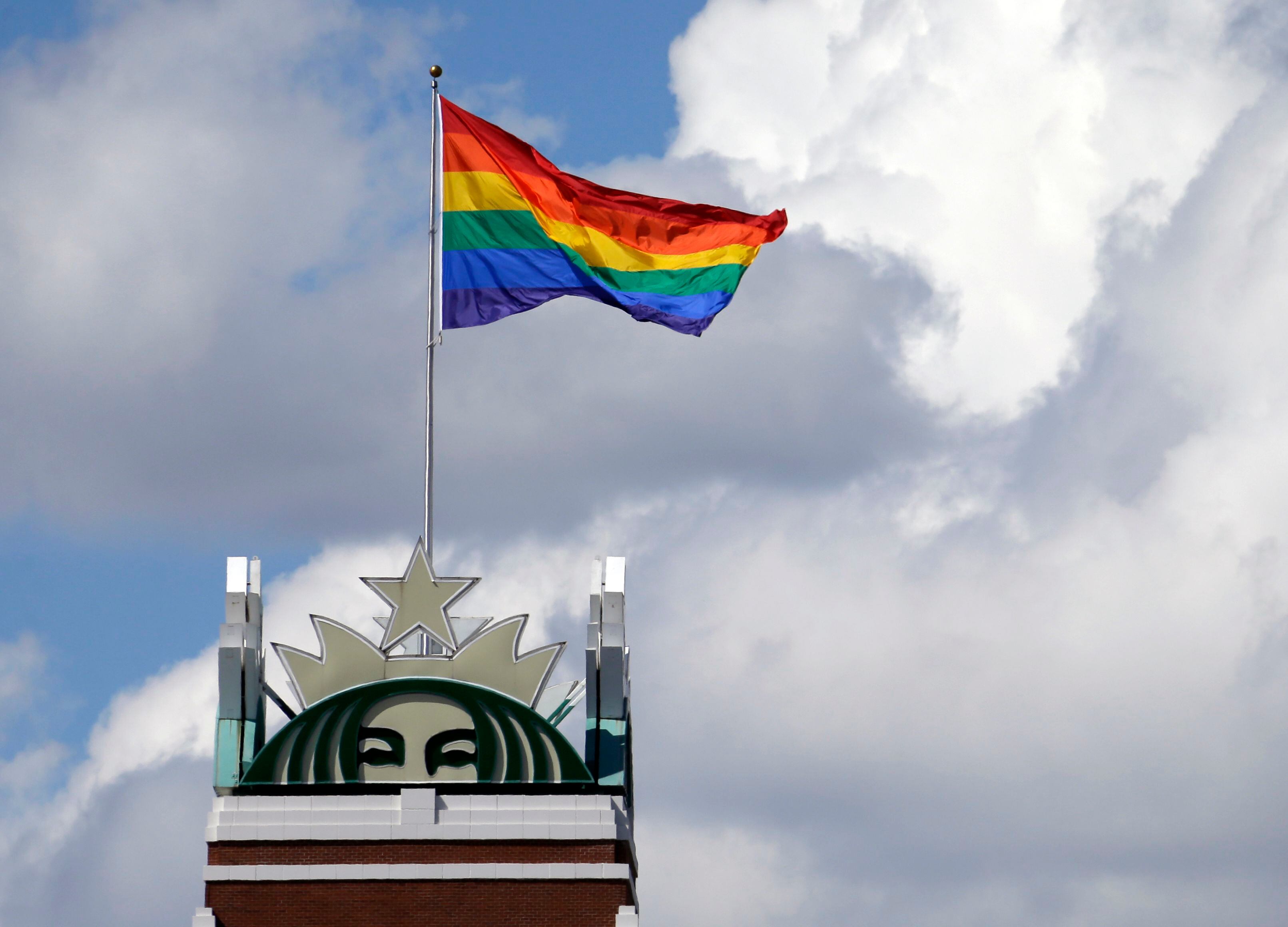 Tesla, Pfizer, Amazon y más de 400 empresas respaldan Ley de Igualdad para la comunidad LGBTIQ  en EU