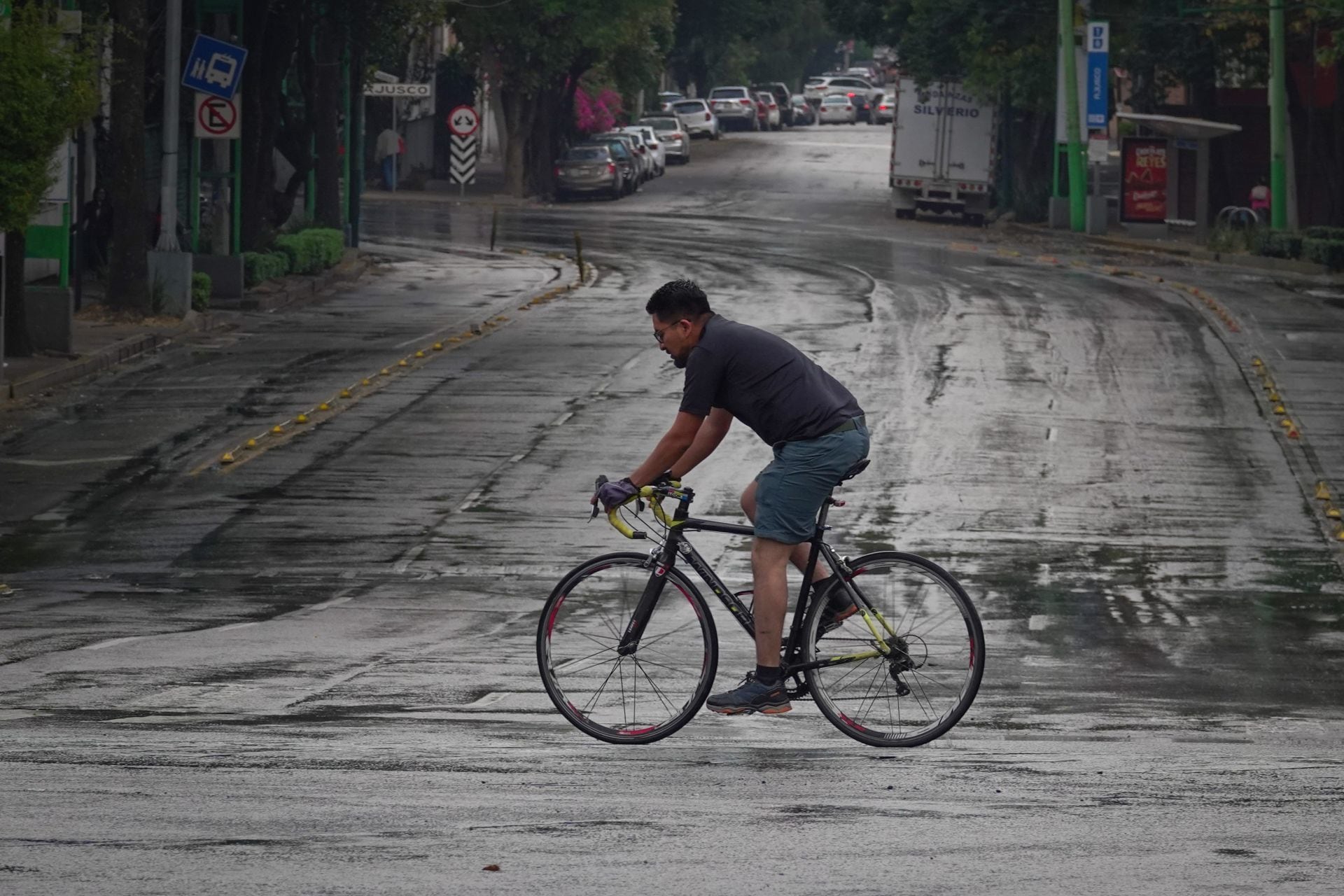 La lluvia engelante puede hacer que derrapen vehículos y bicicletas.