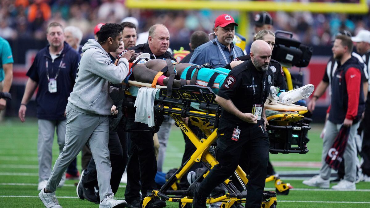 Grant Dubose salió del partido entre Miami Dolphins y Houston Texans, después de un golpe en la cabeza. (Foto: AP)