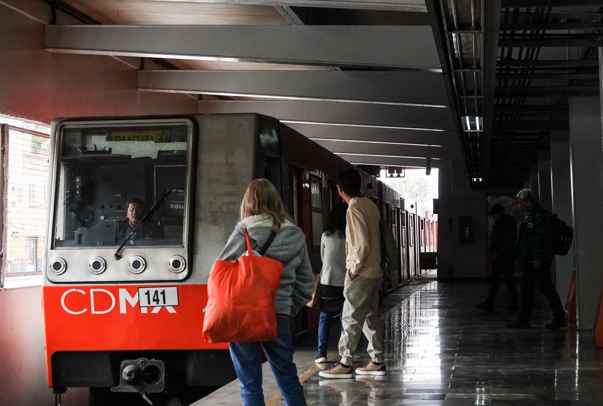 Metro avanza ‘lentísimo’: ¿Qué líneas reportan retrasos de hasta 15 minutos?