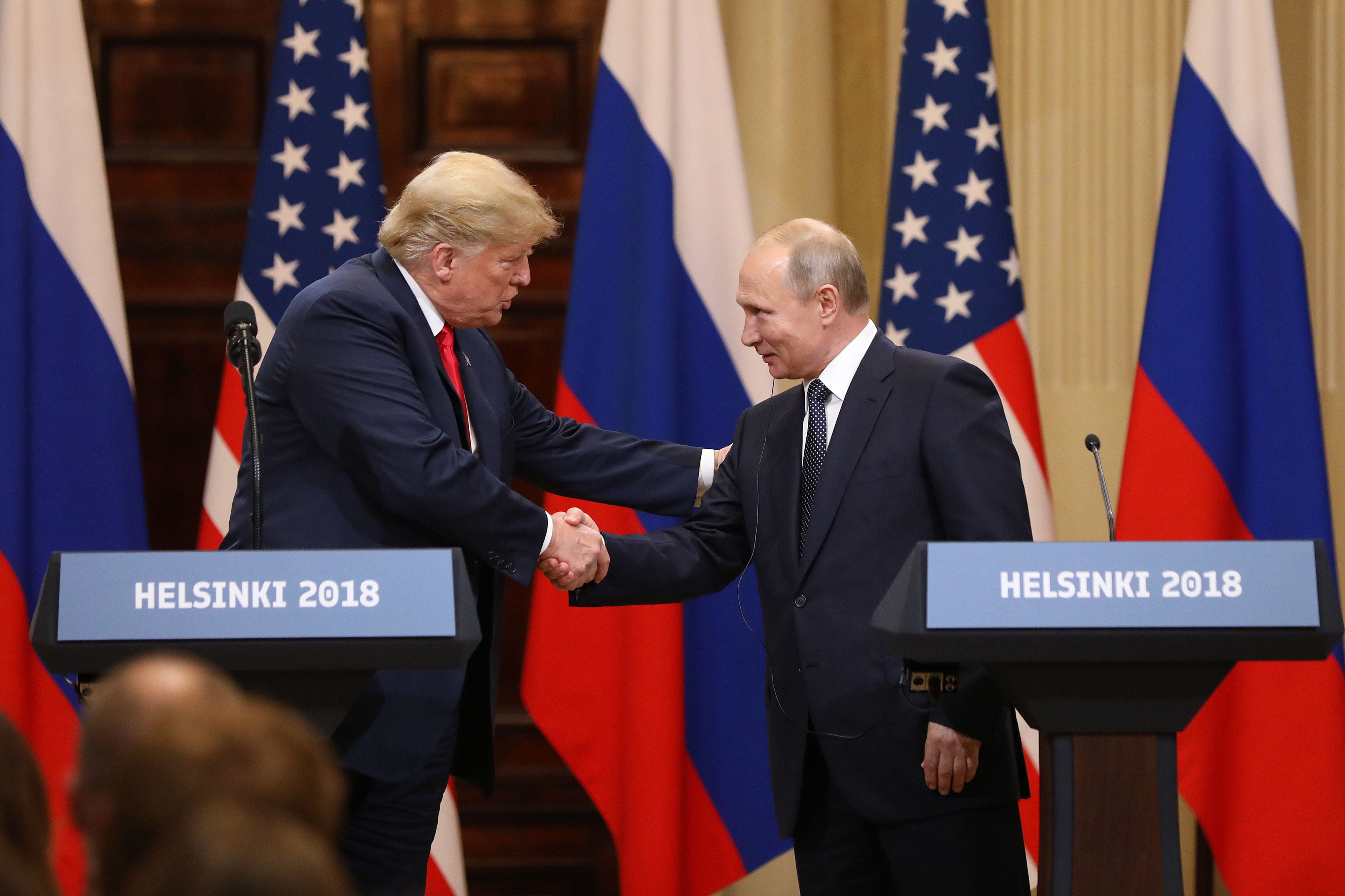 Donald Trump saluda al presidente Vladimir Putin en una conferencia en Helsinki en julio de 2018.