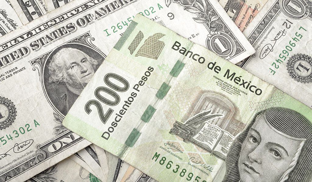 El peso ha perdido contra el dólar desde que el billete verde se montó en una 'ola' alcista desde septiembre pasado. 