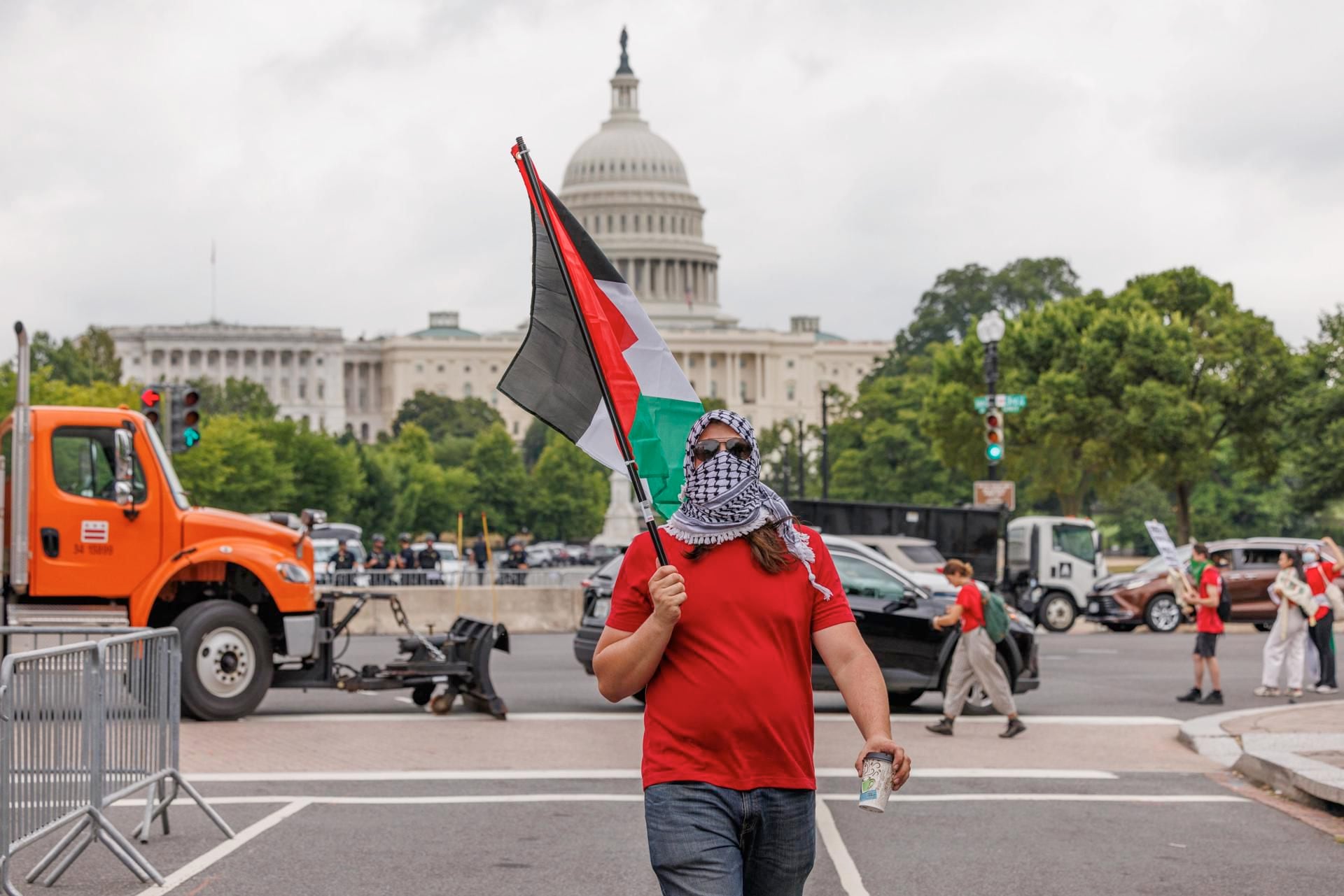 Estadounidenses judíos y otras personas protestan afuera del Capitolio ante la visita de Netanyahu, por la guerra en Palestina.