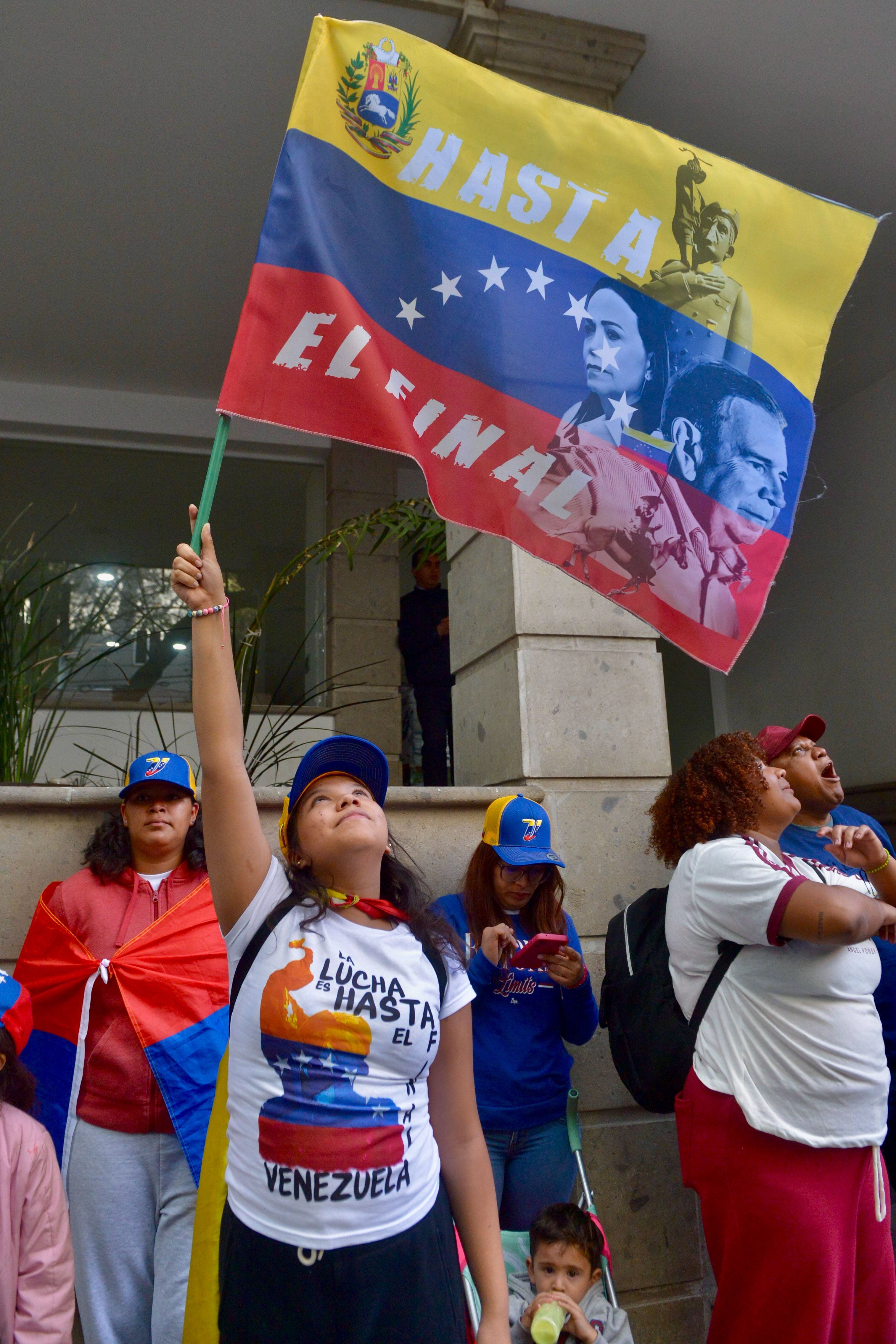 Al grito de ¡Viva Venezuela! manifestantes protestaron en calles de la CDMX.  [Fotografía. Lucía Flores]