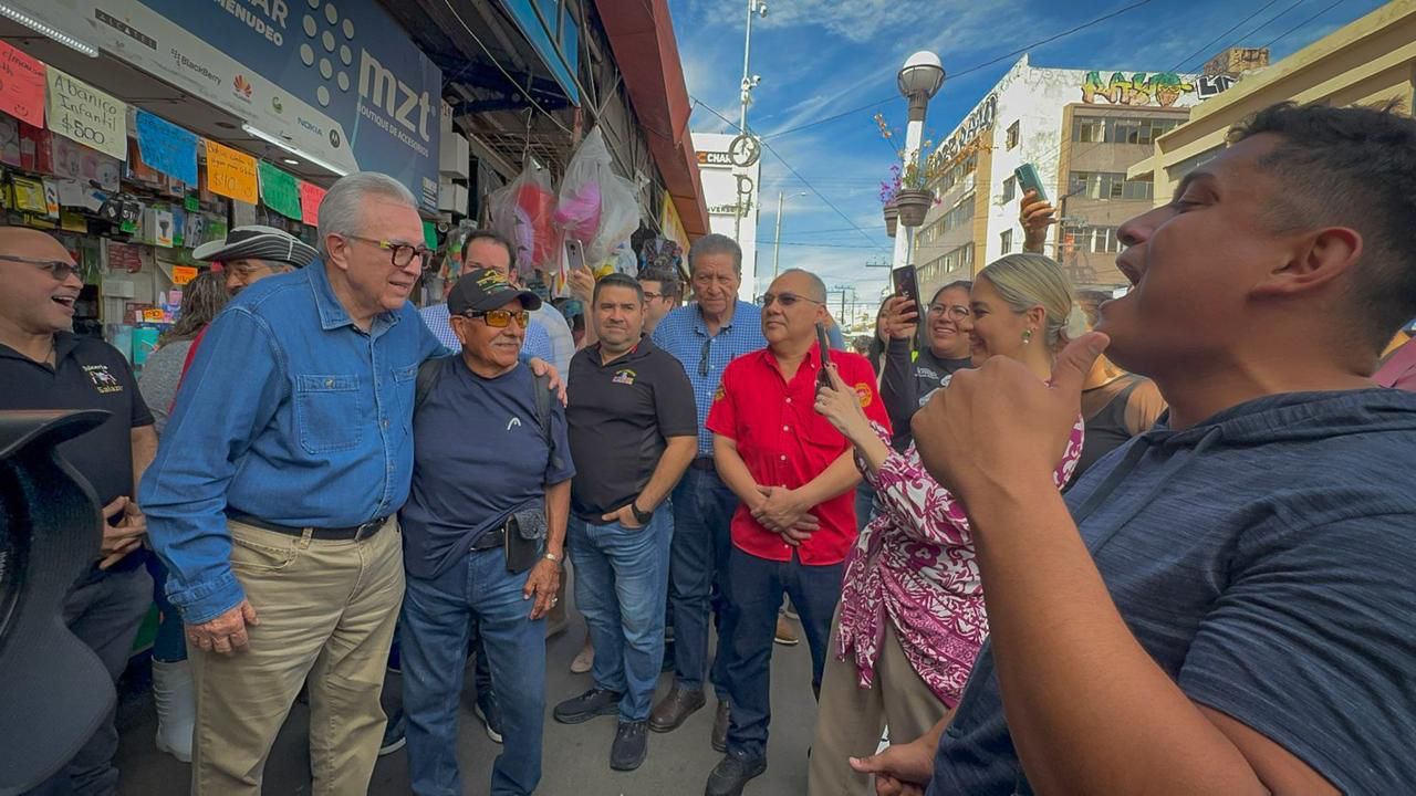 Rubén Rocha Moya, gobernador de Sinaloa, con los comerciantes de Mazatlán, quienes aseguraron que el Carnaval dio un empuje a la economía. (Foto: Especial)