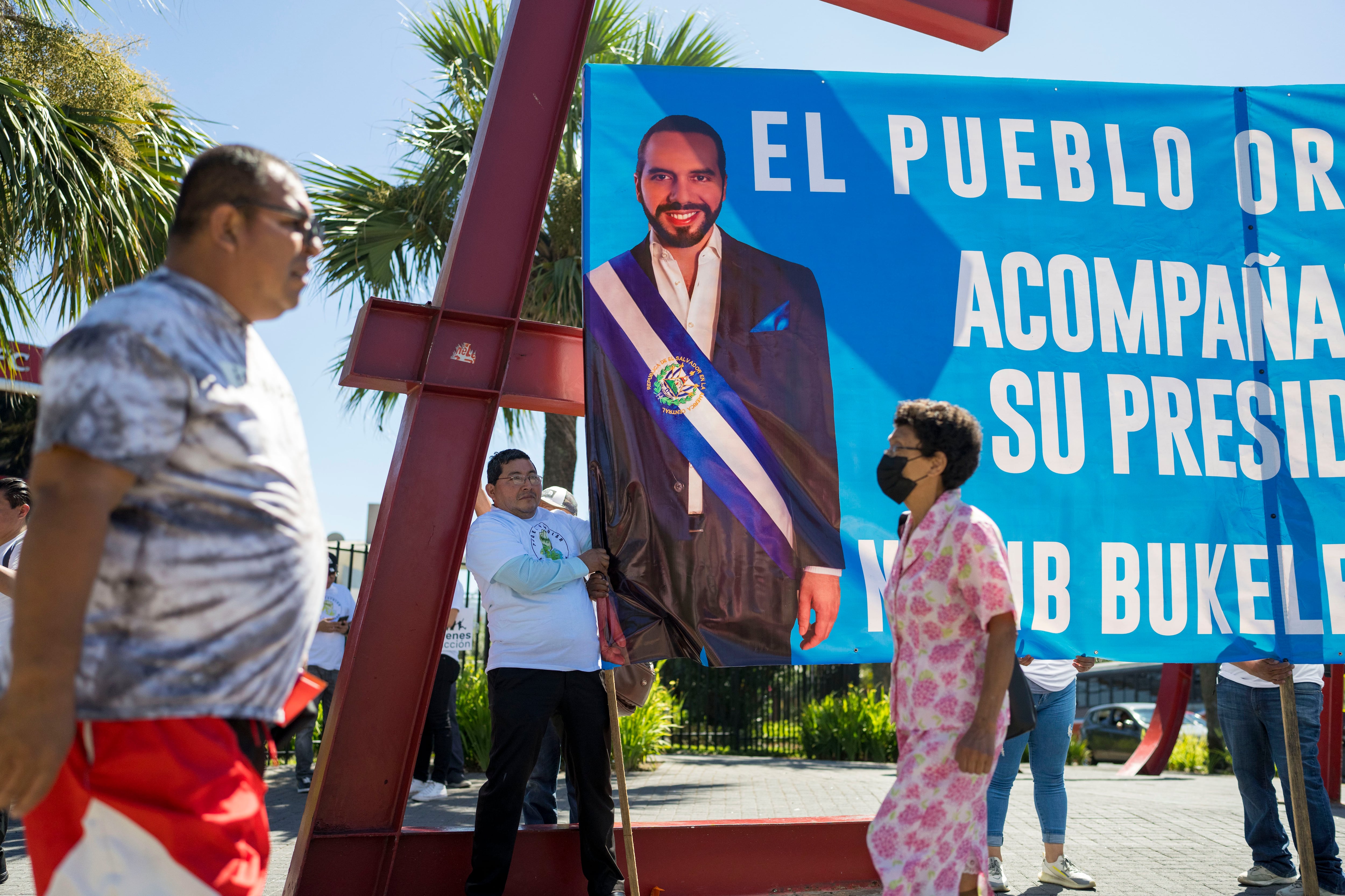 El Salvador, ¿la nueva ‘dictadura perfecta’? Victoria abrumadora de Bukele ‘borraría’ a la oposición