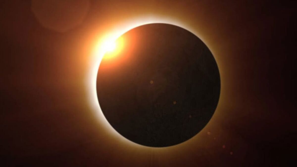  El punto brillante se asimila al diamante de un anillo gigante formado por el resto de la atmósfera del Sol.  (National Geographic)