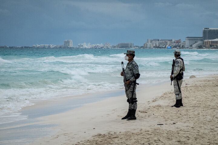Miembros de la Guardia Nacional patrullan una playa de la zona hotelera de Cancún.