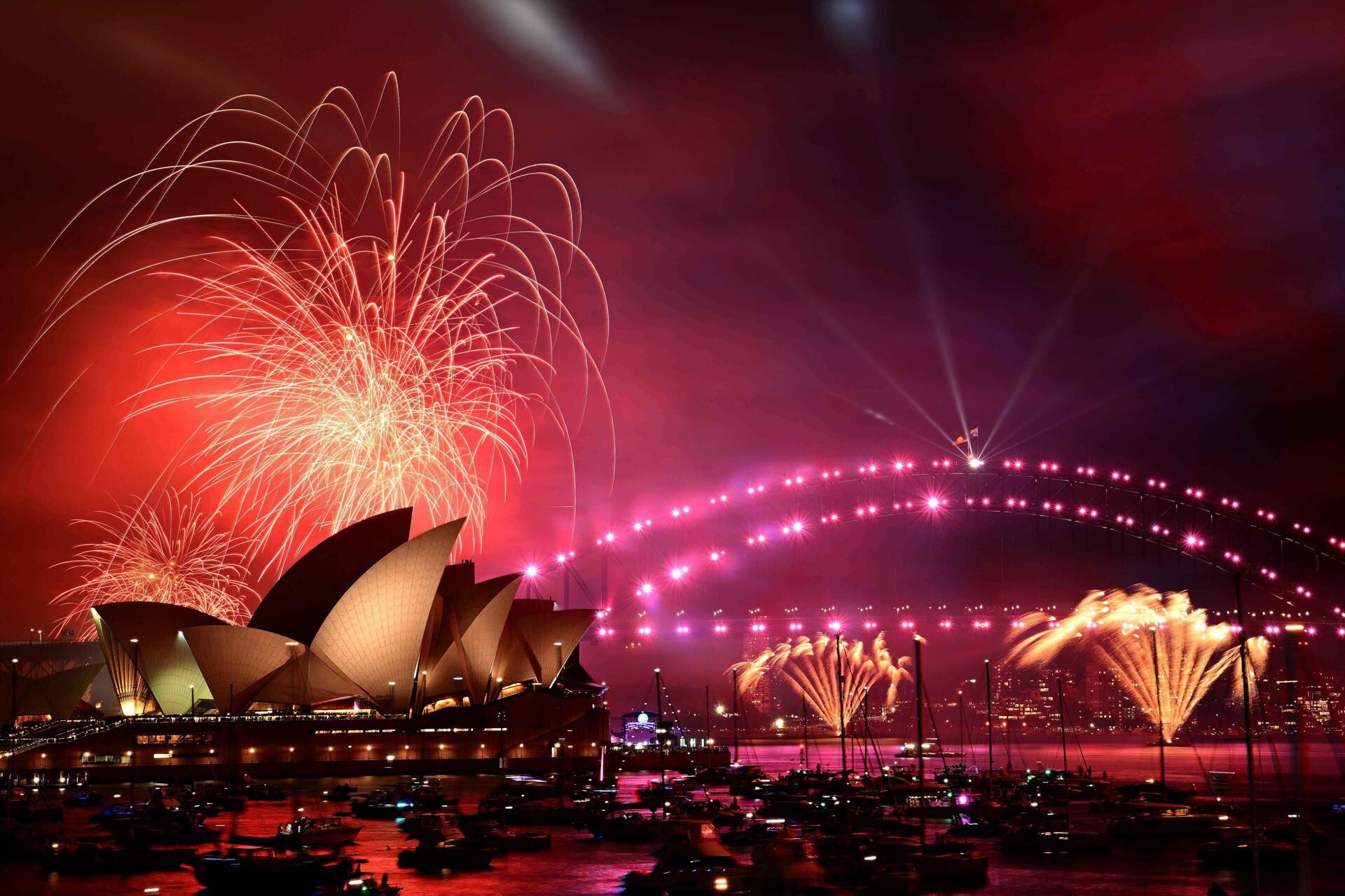 Fuegos artificiales iluminan el cielo durante las celebraciones del Año nuevo en Sydney, Australia. 