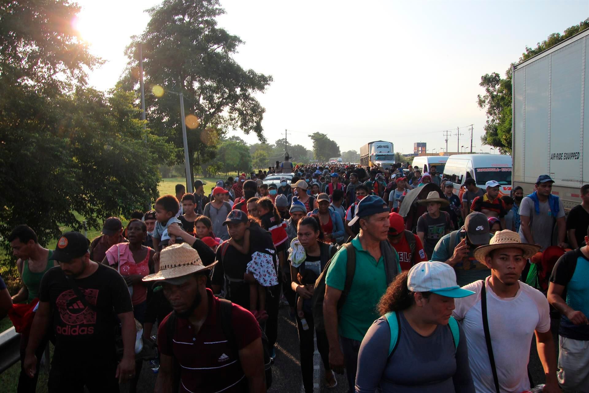 Migrantes amparados contra eventual detención avanzan por segundo día hacia la CDMX