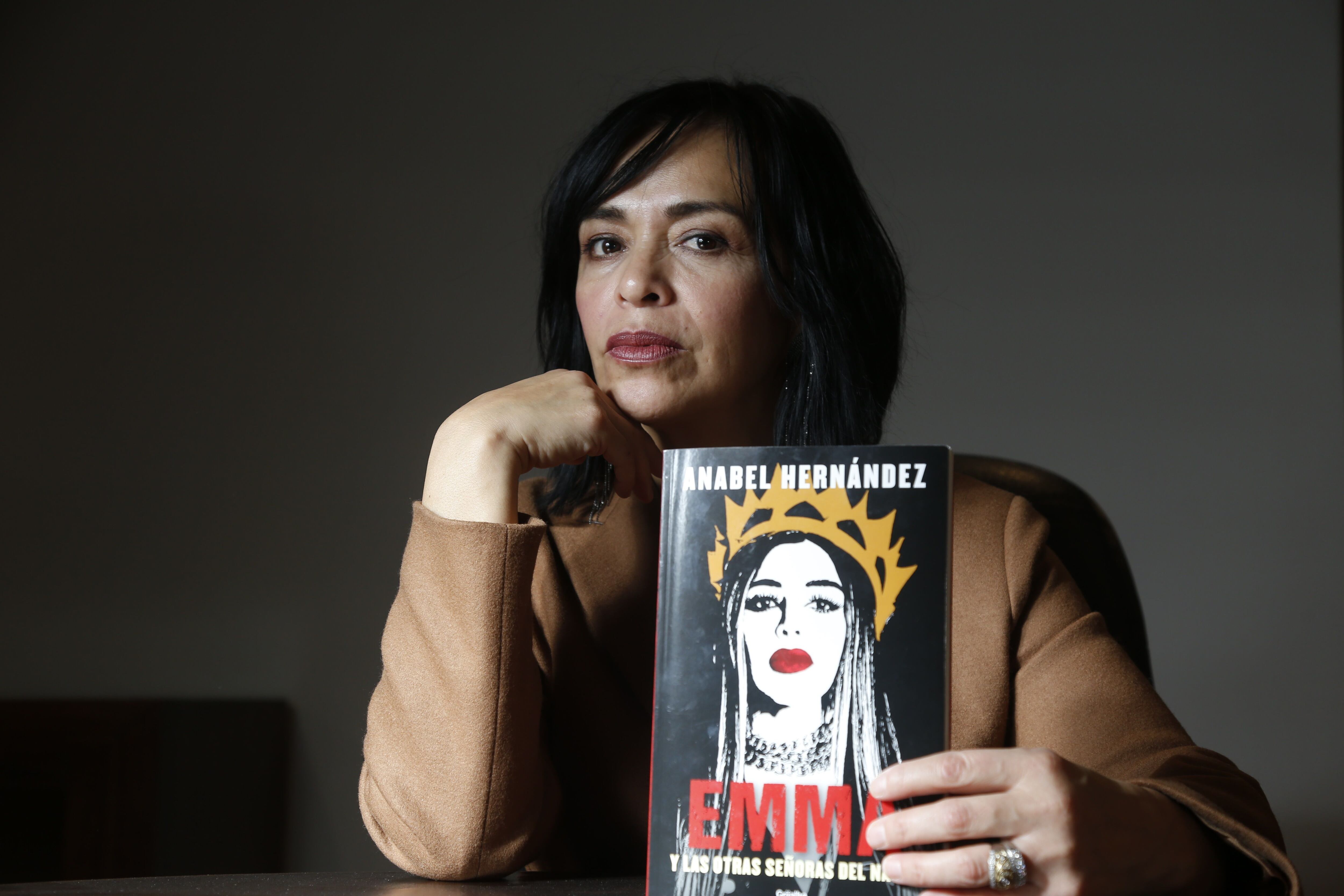 Anabel Hernández con su libro 'Emma y las otras señoras del narco'. (Foto: EFE/ Francisco Guasco)
