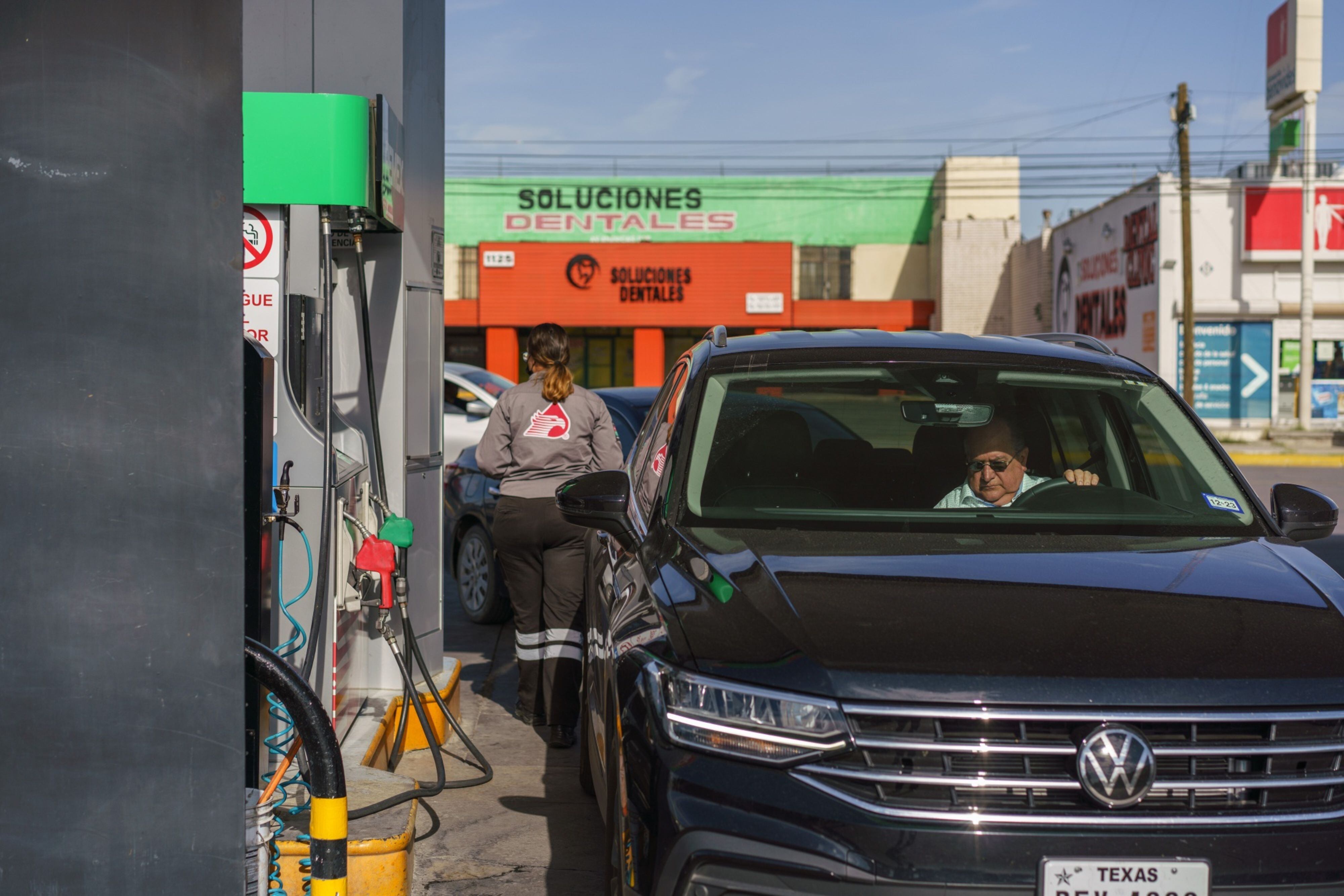 Texanos viajan a México para comprar gasolina barata; gasolineras de Juárez quintuplican ventas
