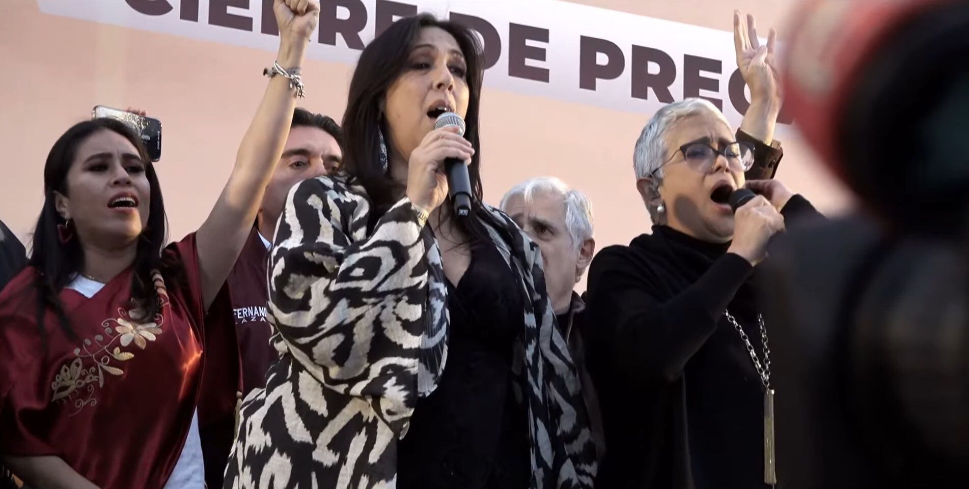 Regina Orozco y Eugenia León cantaron el Himno Nacional en un evento de Claudia Sheinbaum. (Foto: Captura de video).