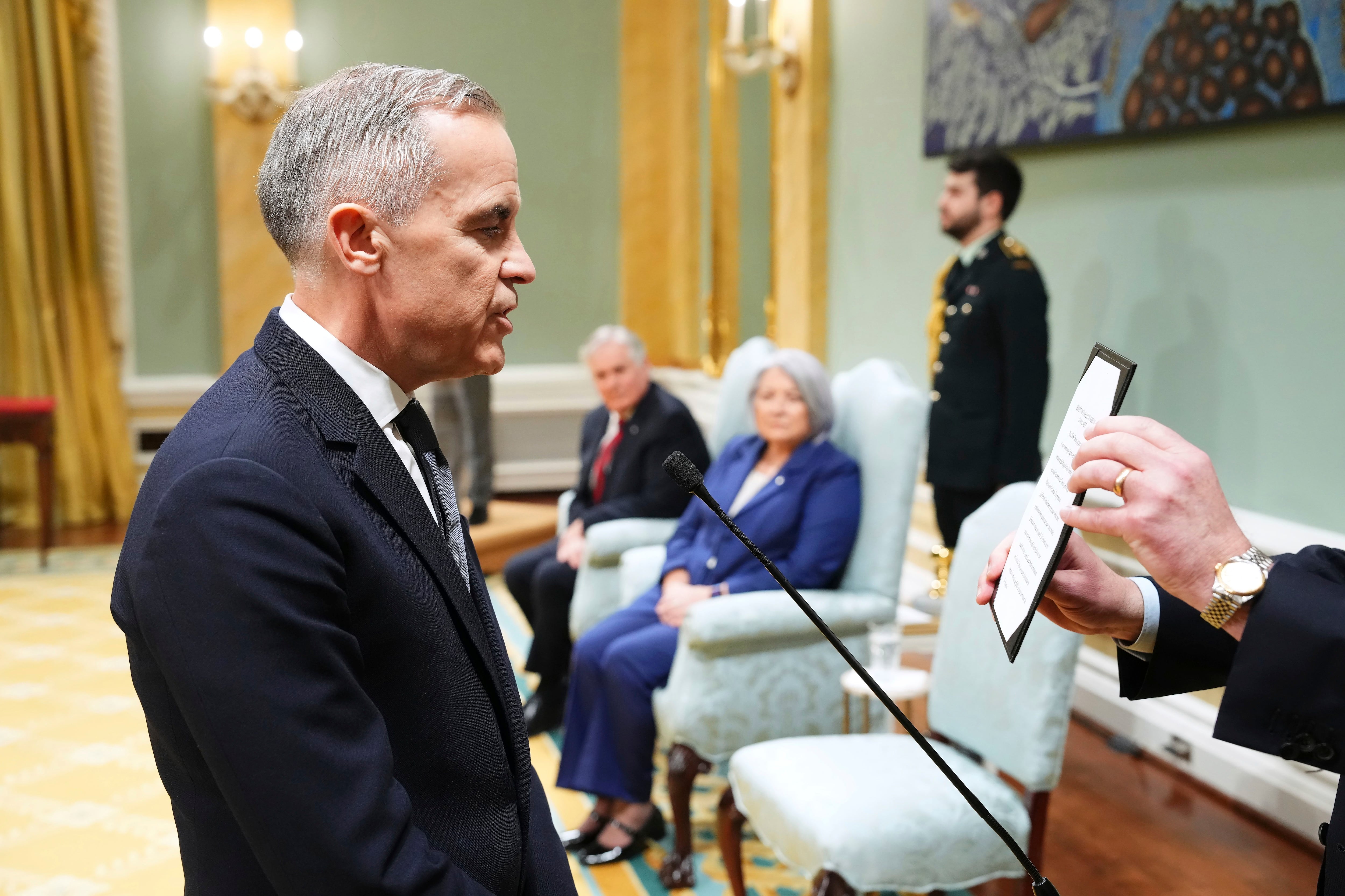 Mark Carney presta juramento como el nuevo primer ministro canadiense durante una ceremonia.