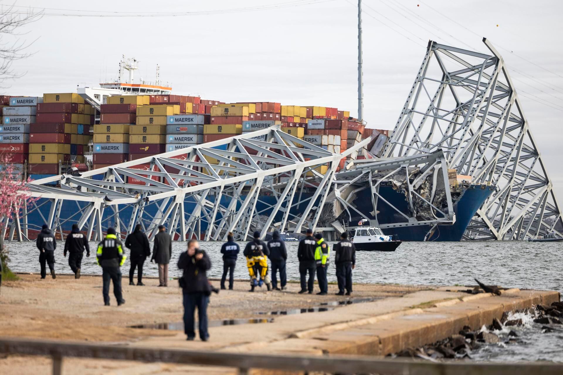 El personal de rescate se reúne en la orilla del río Patapsco después de que un buque portacontenedores chocara contra el puente Francis Scott Key provocando su colapso en Baltimore.