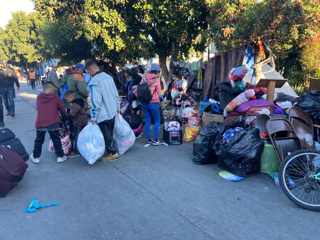 Más de 380 migrantes son desalojados de campamento en Tijuana 