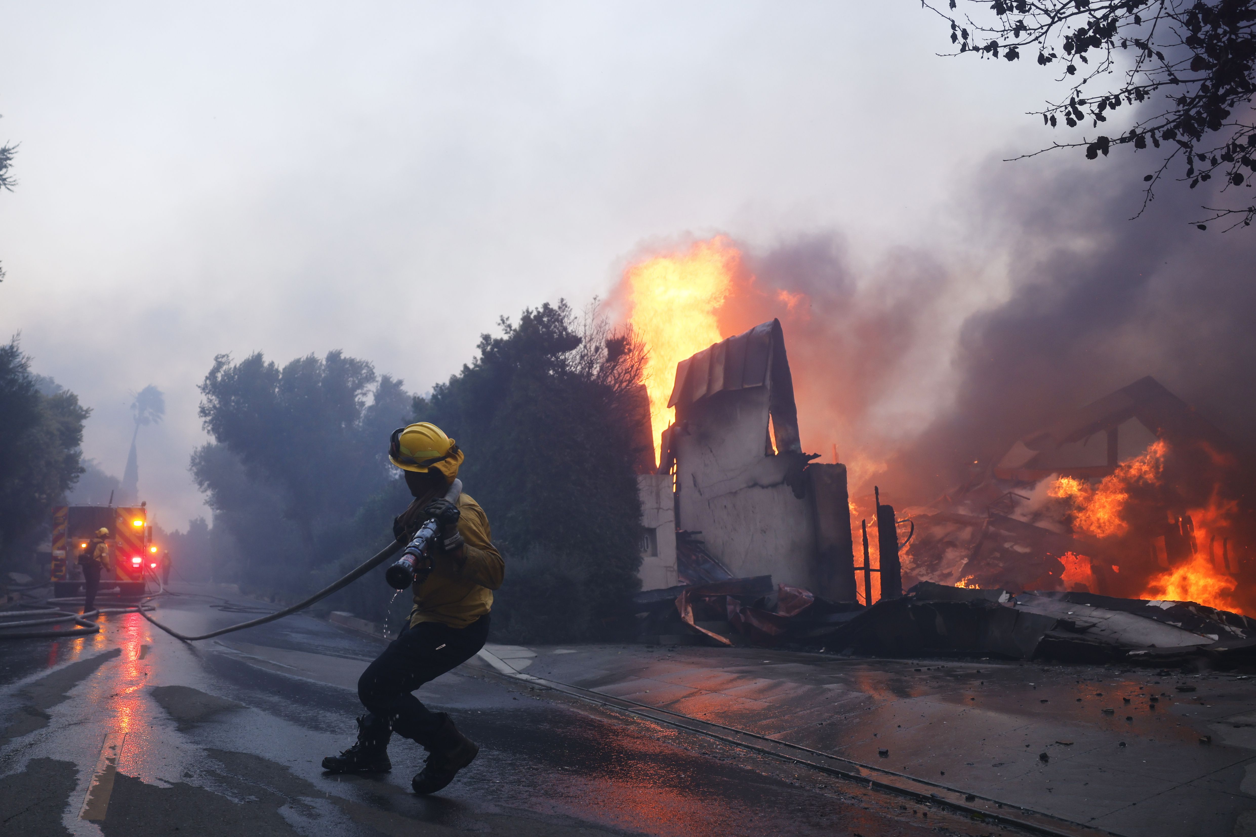 Los incendios en Los Ángeles provocaron una fuerte movilización de bomberos.