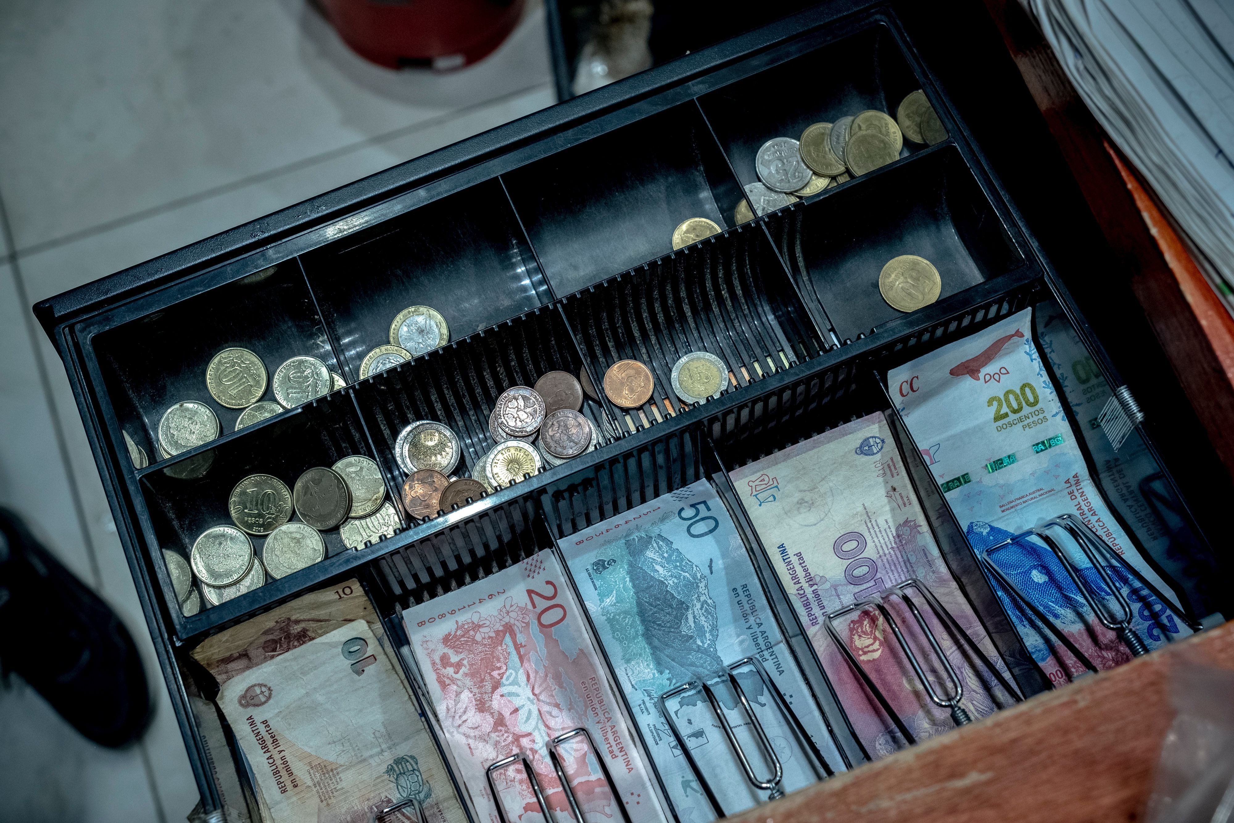 Milei quiere implementar políticas para ralentizar la caída del peso argentino.