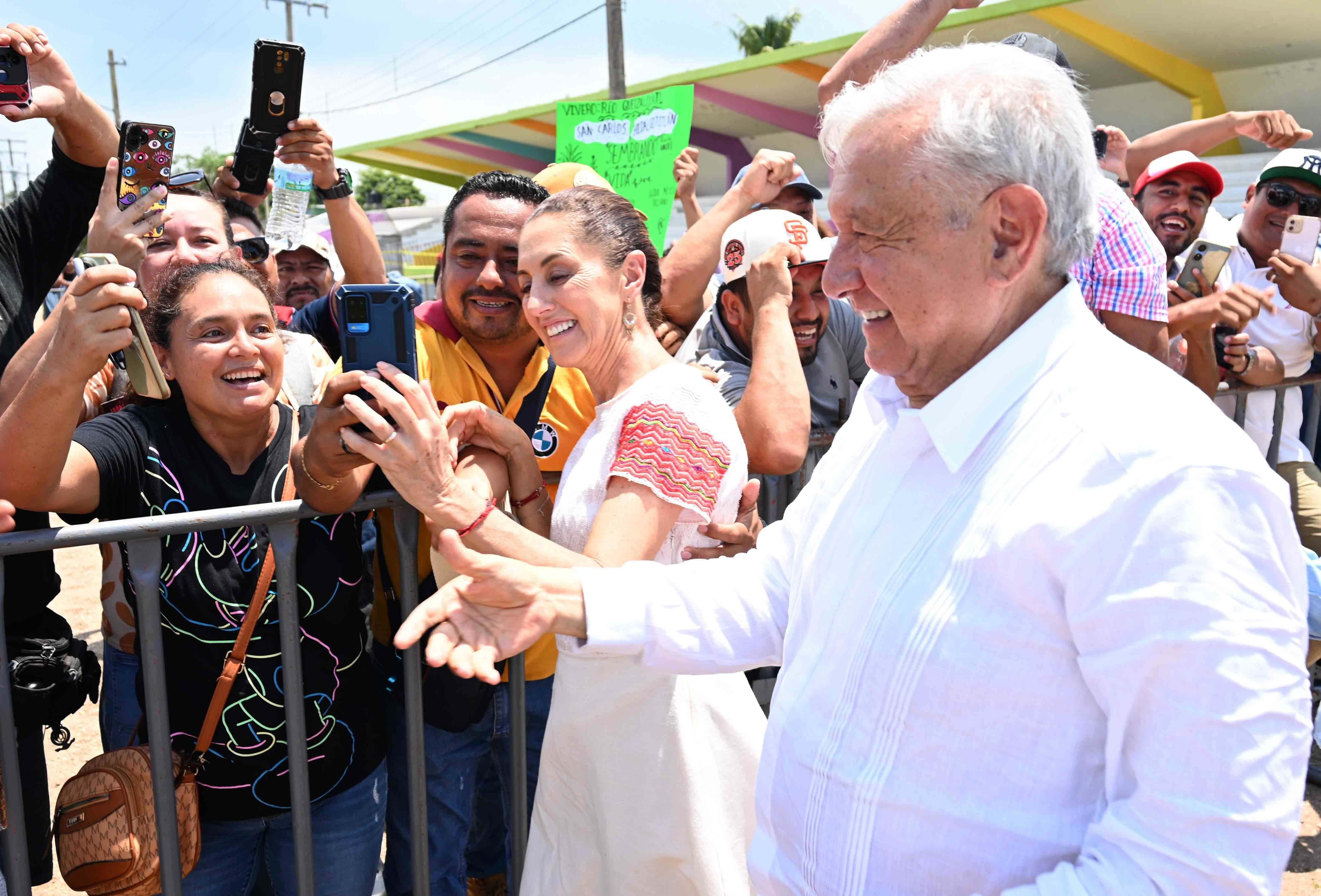 Sheinbaum a AMLO: ‘No habrá traición’; él le responde: ‘Ansío entregar la banda’