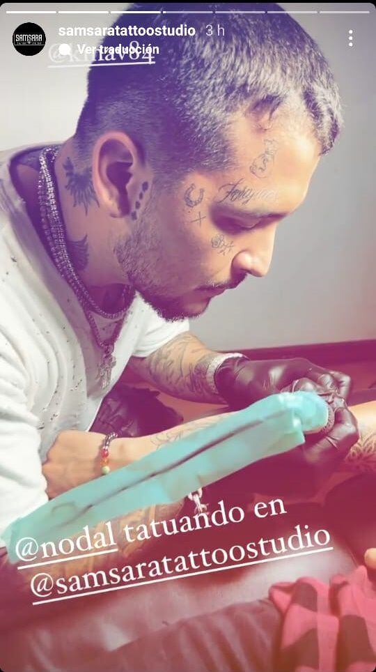Nodal también tatuó al equipo del estudio de Costa Rica. (Foto: Instagram / @samsaratattoostudio).