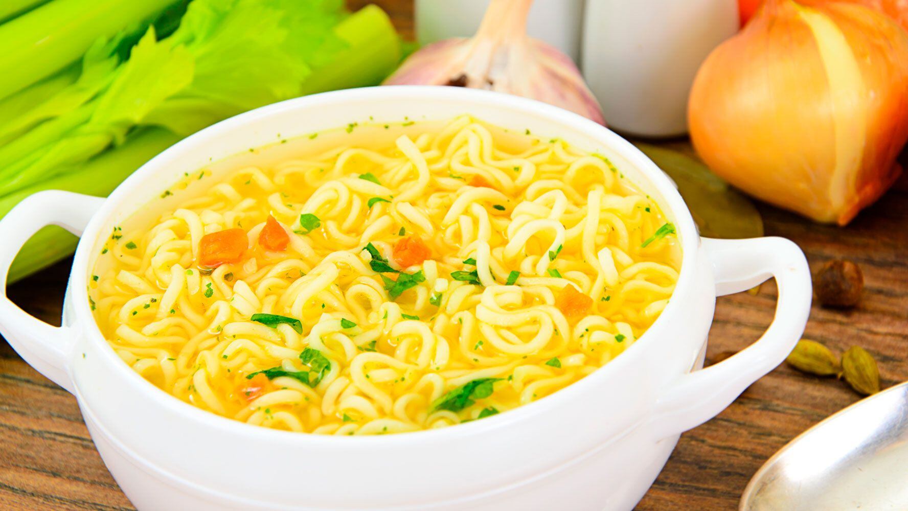 La sopa instantánea también contiene grandes cantidades de grasas saturadas. 