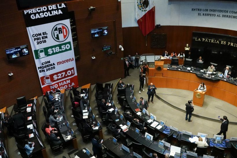 Senadores se enfrentaron por el precio de la gasolina en los sexenios anteriores. 