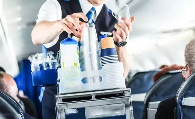 Aerolíneas buscan eliminar plásticos de un solo uso con apoyo de los viajeros