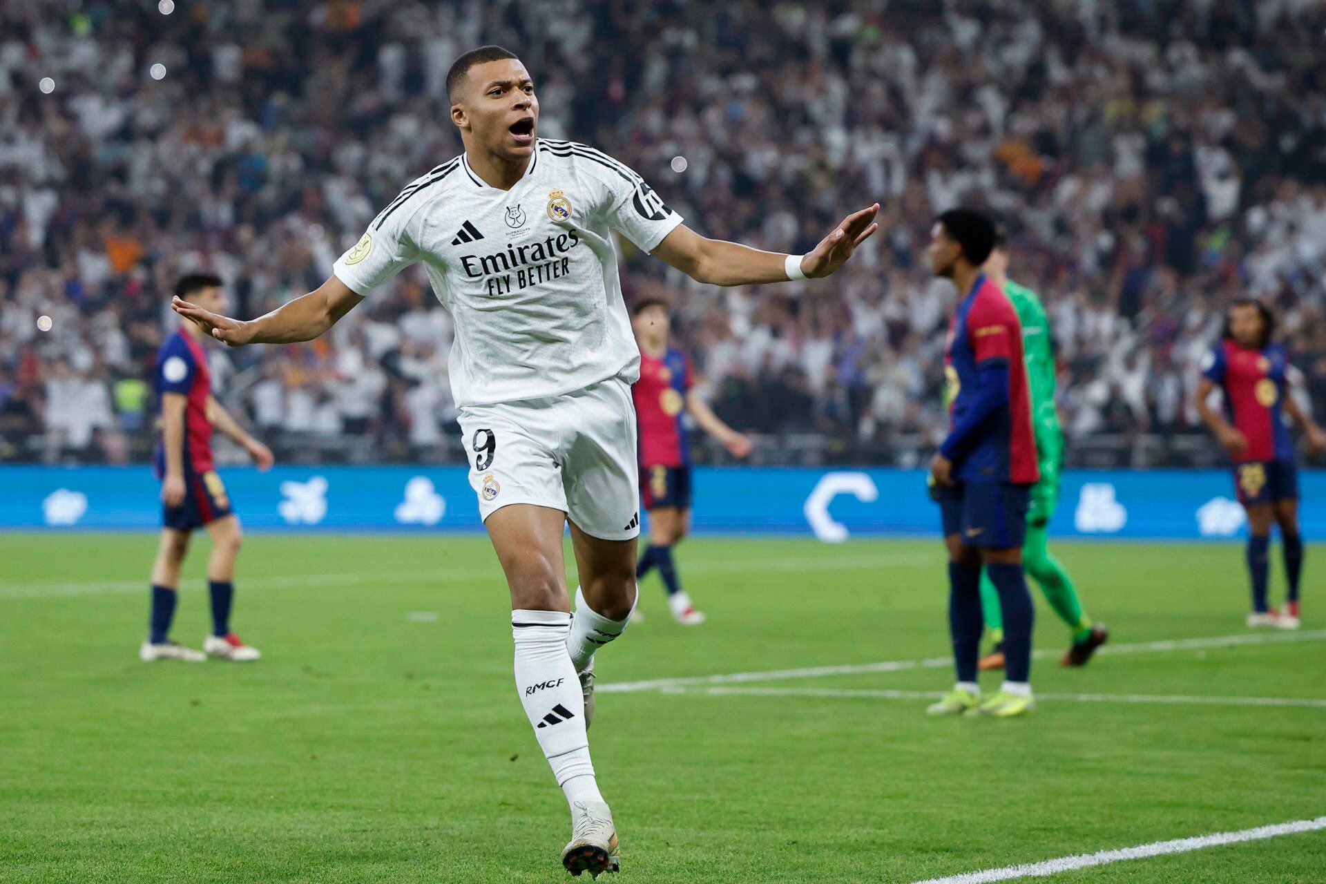  El delantero francés del Real Madrid Kylian Mbappé celebra su gol, primero del equipo blanco, durante el partido de la final de la Supercopa de España de fútbol entre el Real Madrid y el FC Barcelona, este domingo en Yeda, Arabia Saudí. EFE/ Alberto Estévez
