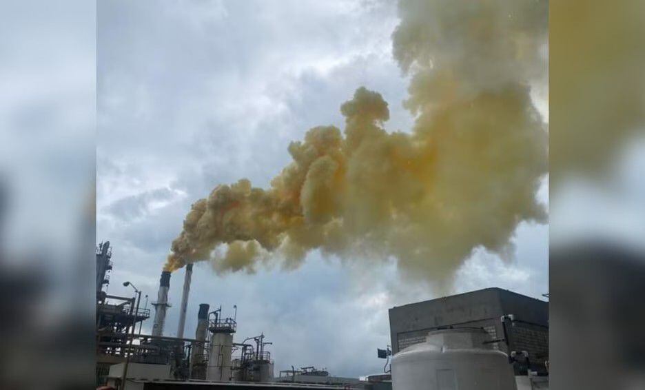 Nube amarilla con olor a azufre invade Salamanca; provino de una refinería de Pemex