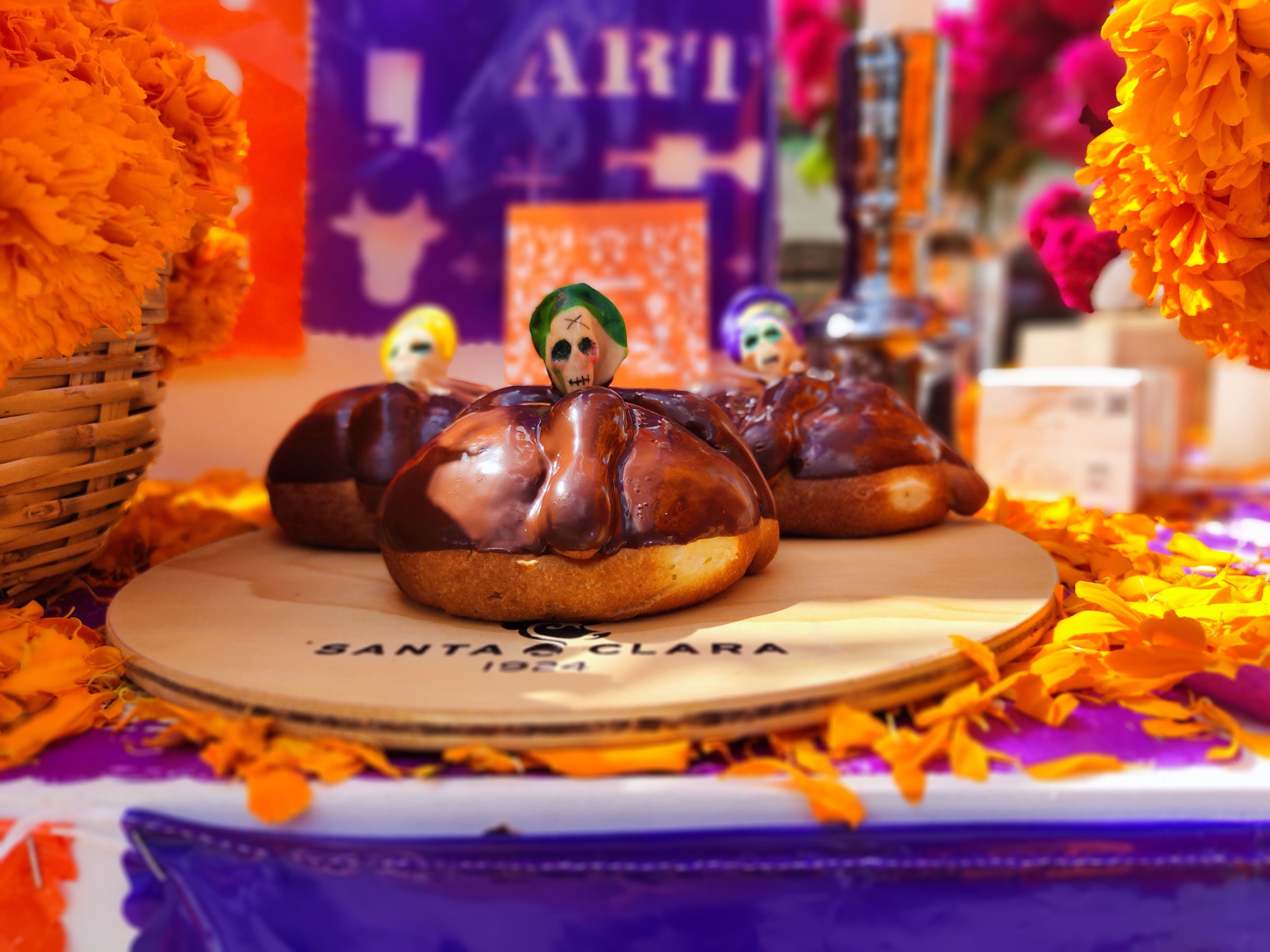 Buñuelo presentó un pan brioche cubierto con chocolate, decorado con alfeñique oaxaqueño. (Foto: Nayeli Reyes Castro).
