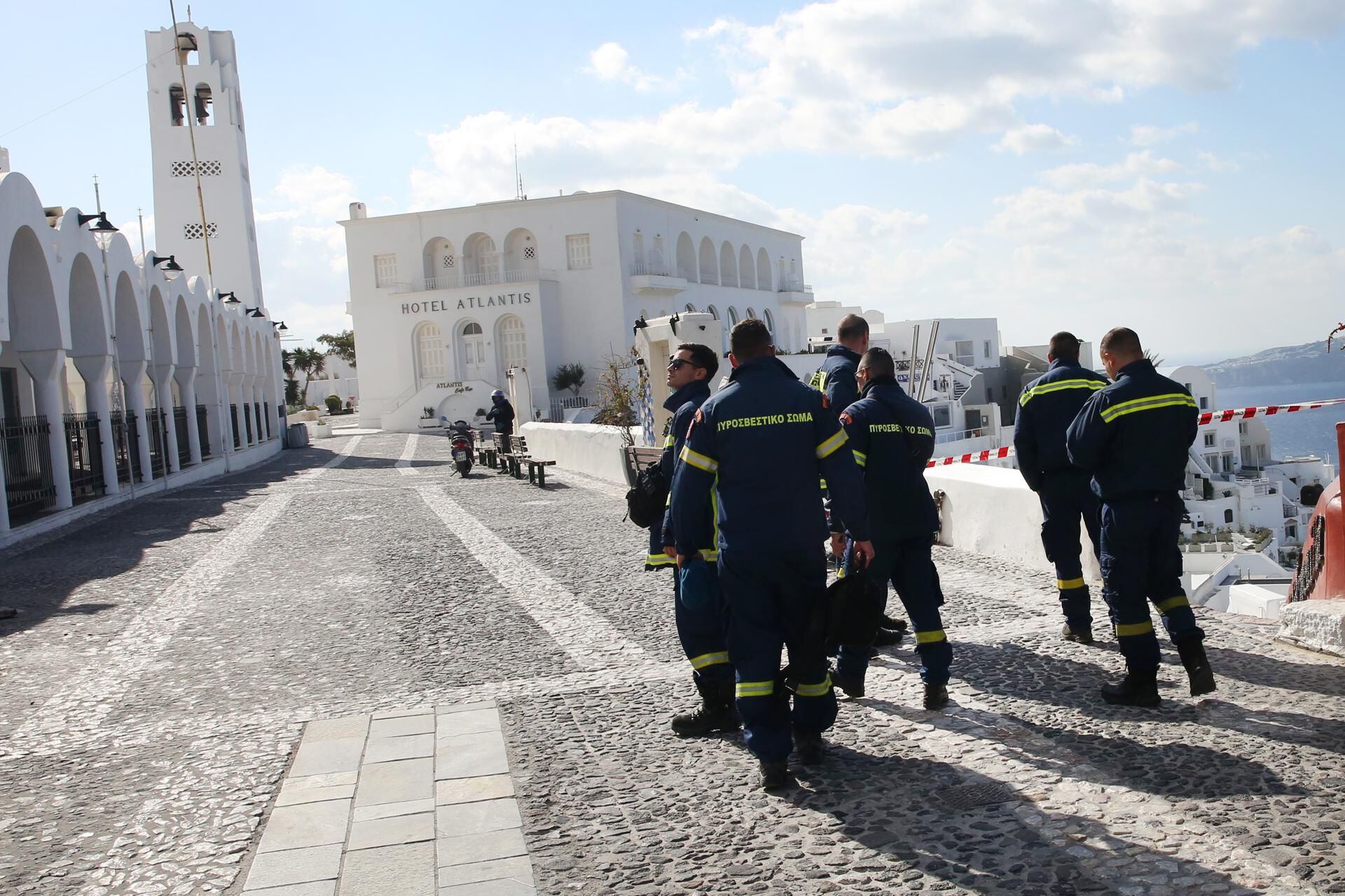 El paraíso casi desierto: Grecia declara estado de emergencia en Santorini por sismos