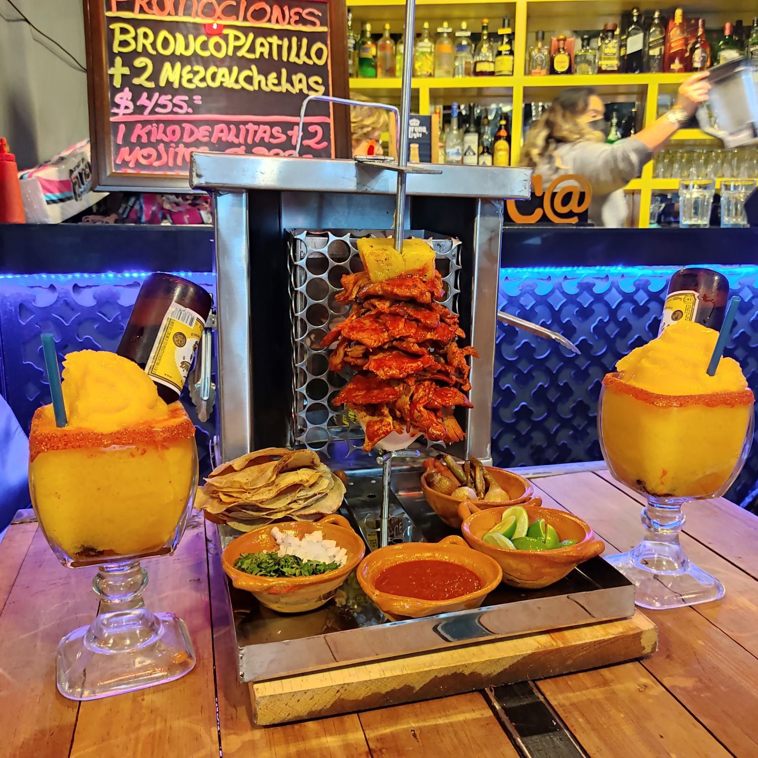 Trompo de pastor con las bebidas de especialidad de la casa. 