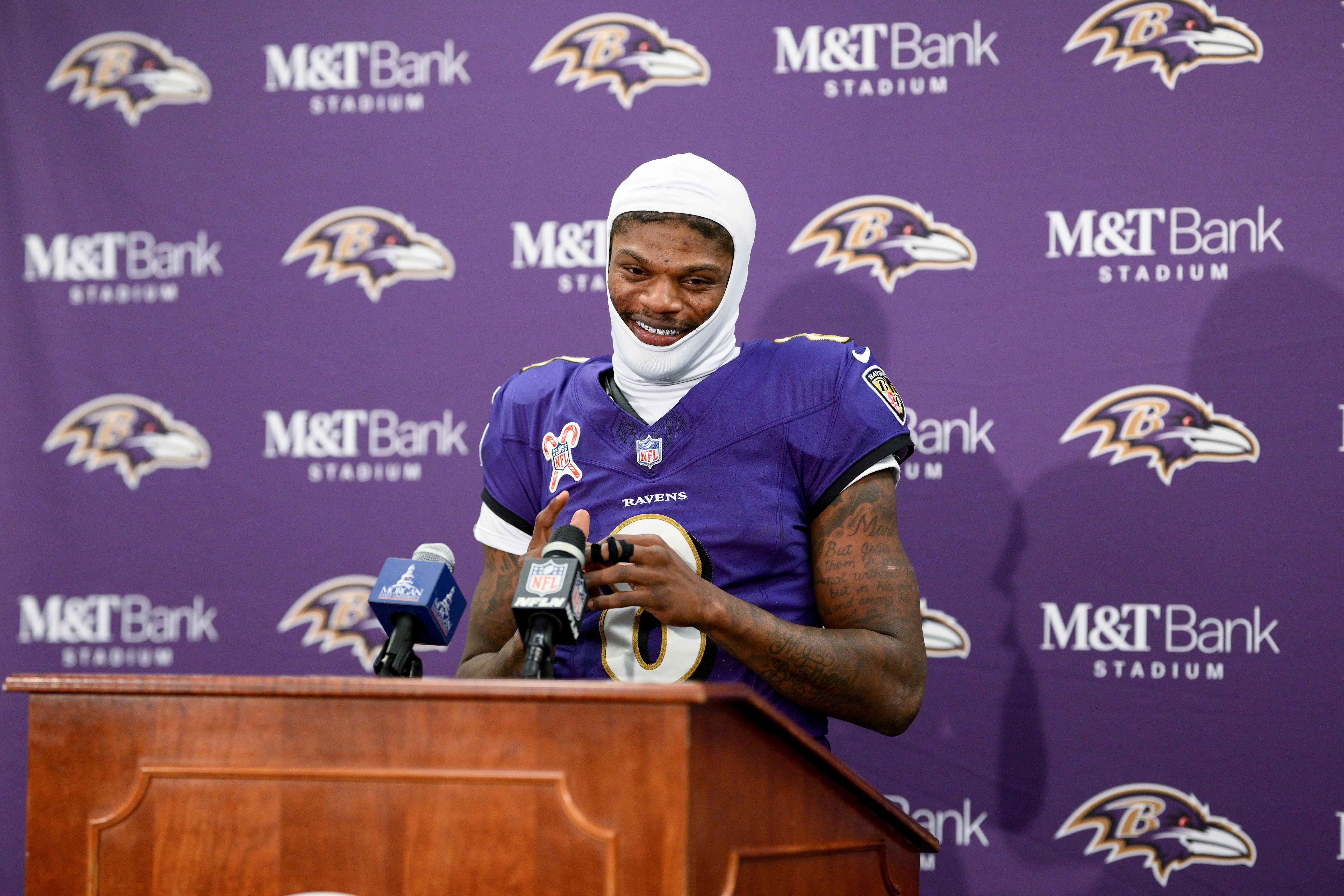 El mariscal de campo de los Ravens de Baltimore, Lamar Jackson, habló con los periodistas después de un partido de futbol americano de la NFL contra los Steelers de Pittsburgh. (Foto: AP)