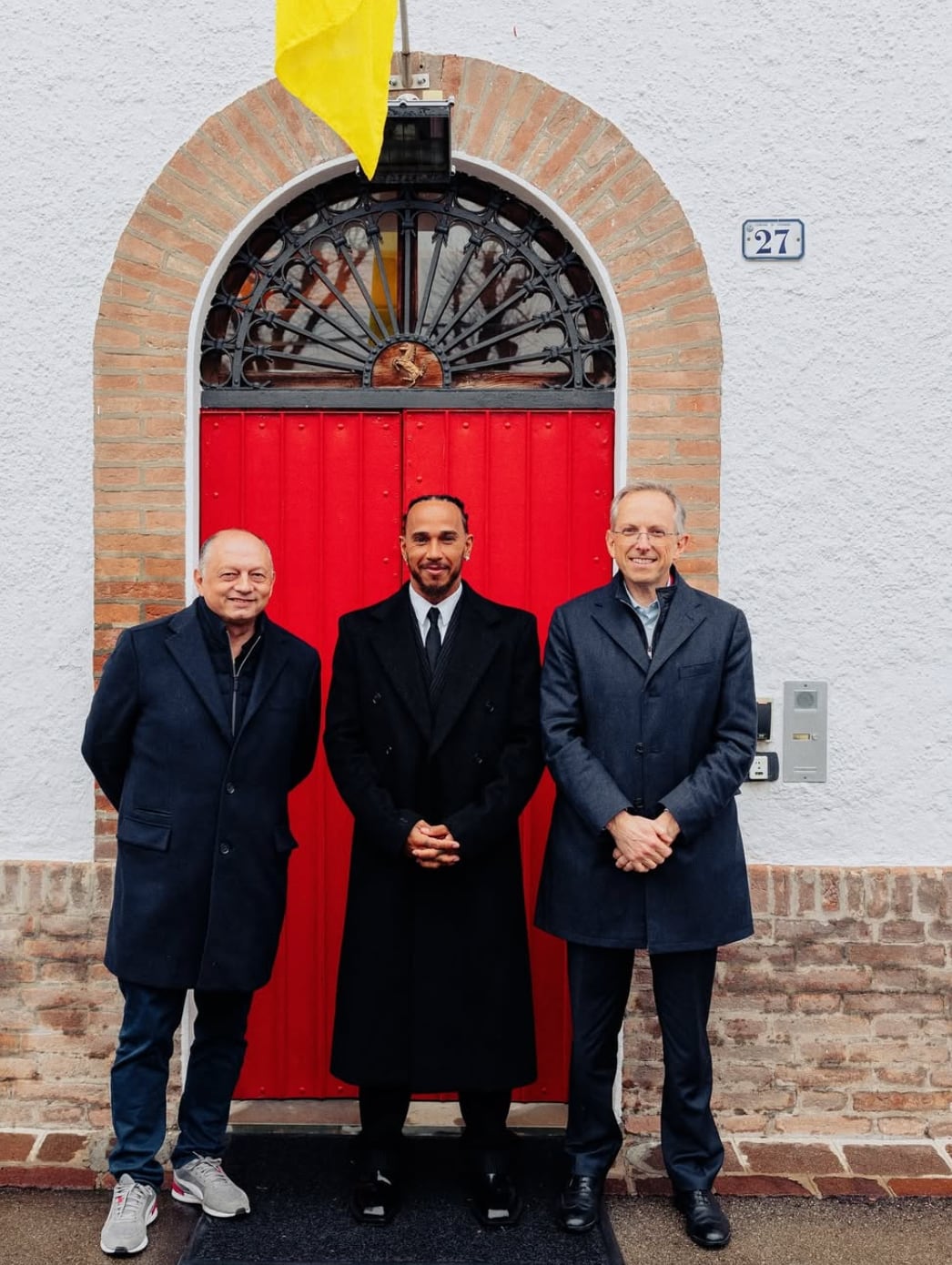 Lewis Hamilton vivió su primer día como piloto de Ferrari en el circuito de  Fiorano en Maranello, junto al director de operaciones, Fred Vasseur.   (Foto: Instagram @scuderiaferrari)