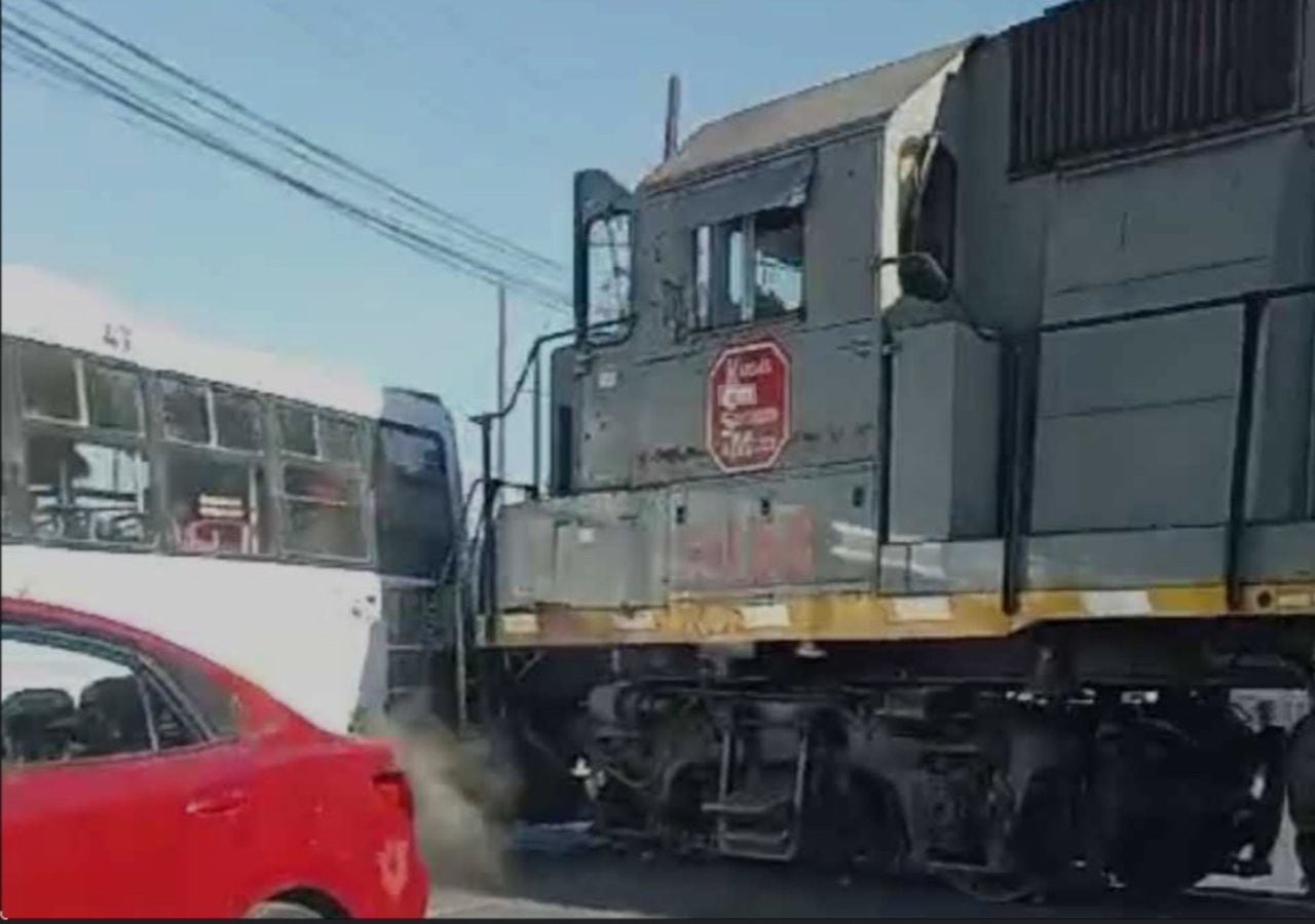 VIDEO: Así un tren arrolló a un camión en Santa Catarina, Nuevo León