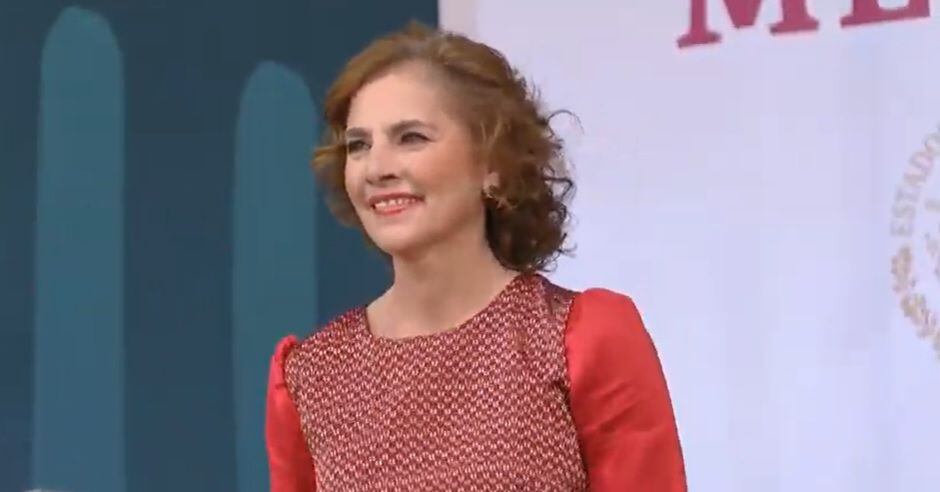 Beatriz Gutiérrez Müller eligió un vestido rojo con bordado. (Foto: YouTube Gobierno de México)