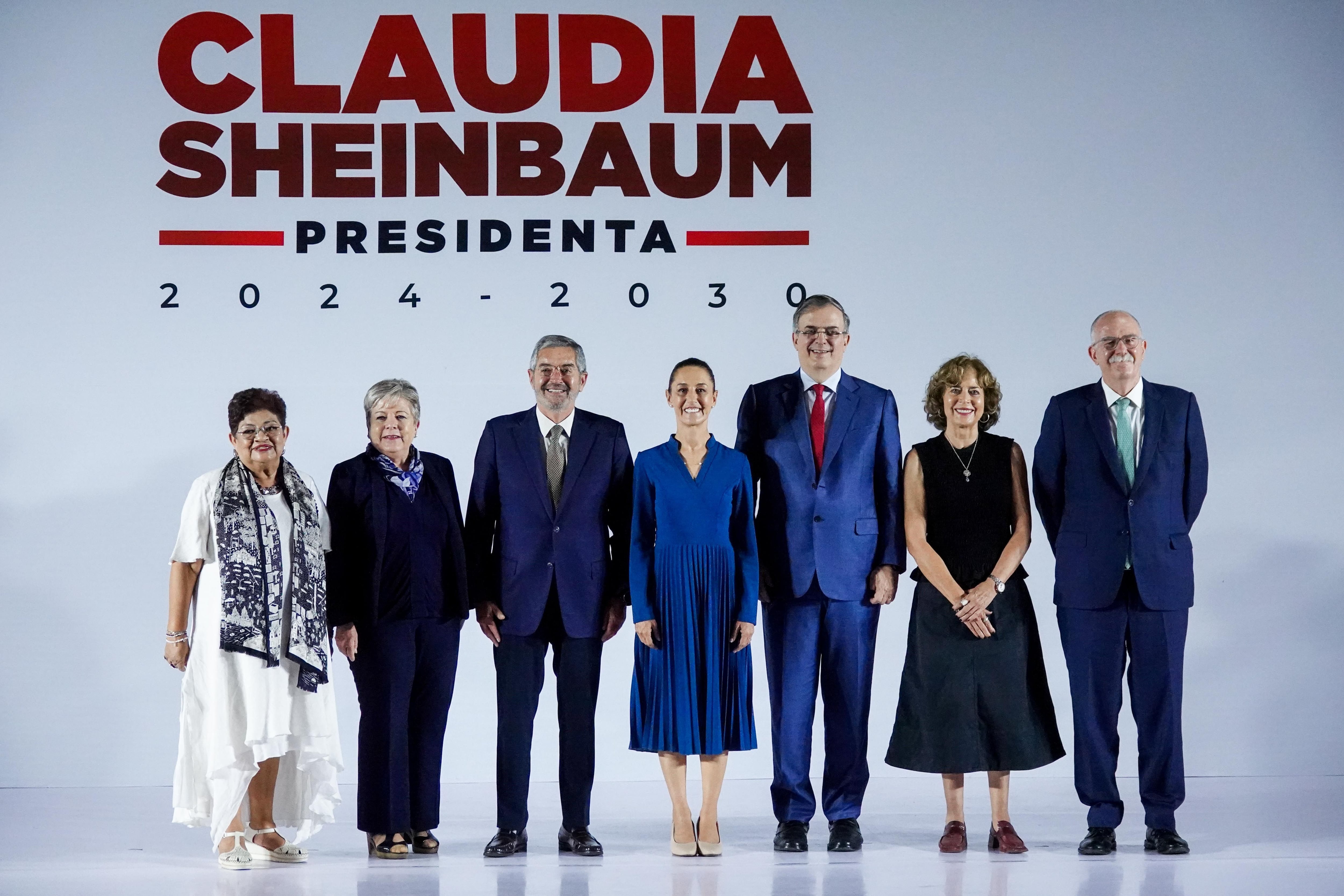Claudia Sheinbaum posa con miembros del gabinete presidencial: Marcelo Ebrard, Juan Ramón De la Fuente; Rosaura Ruiz; Ernestina Godoy; Alicia Bárcena y julio Berdegué.
(Foto: GALO CAÑAS/CUARTOSCURO)