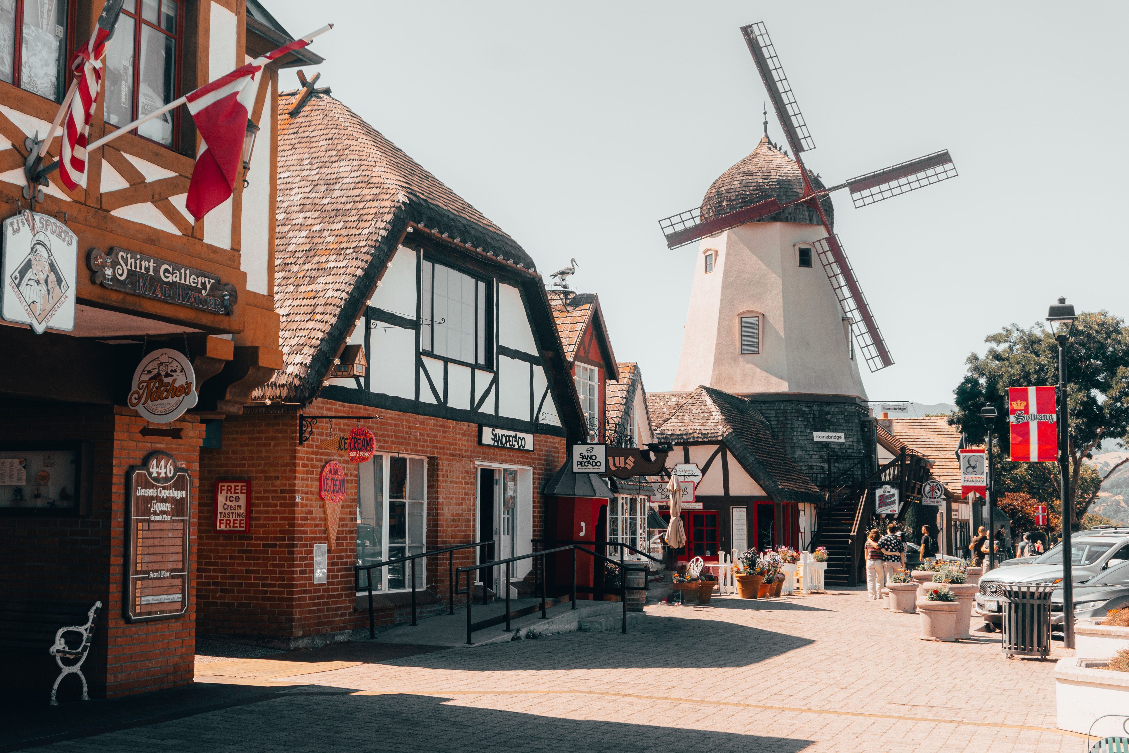 Biden se dirige a la región vinícola del tradicional pueblo danés de Solvang en el valle de Santa Ynez para su primer viaje pospresidencial. 