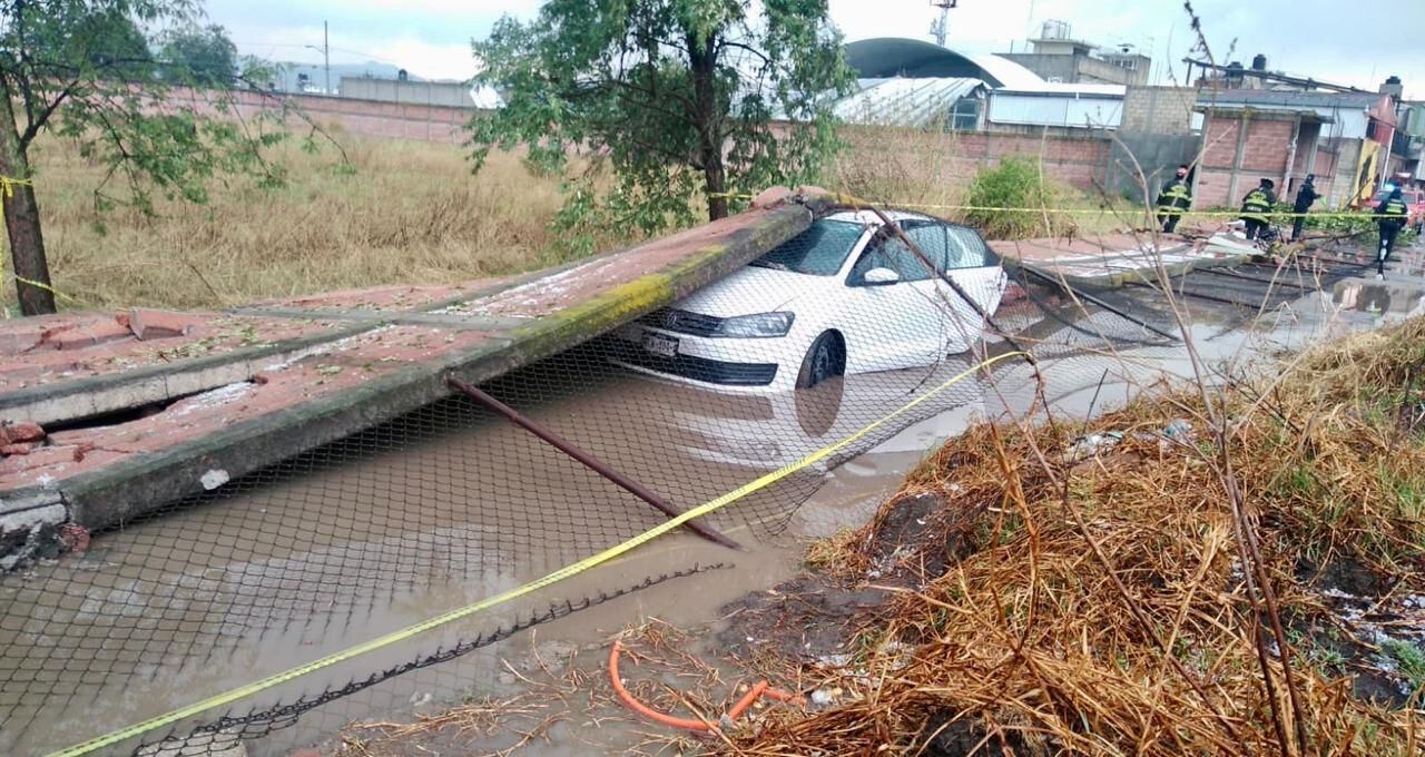 El fenómeno meteorológico causó el desplome de una barda en la colonia La Magdalena. (Crédito: Servicios de auxilio de Toluca)