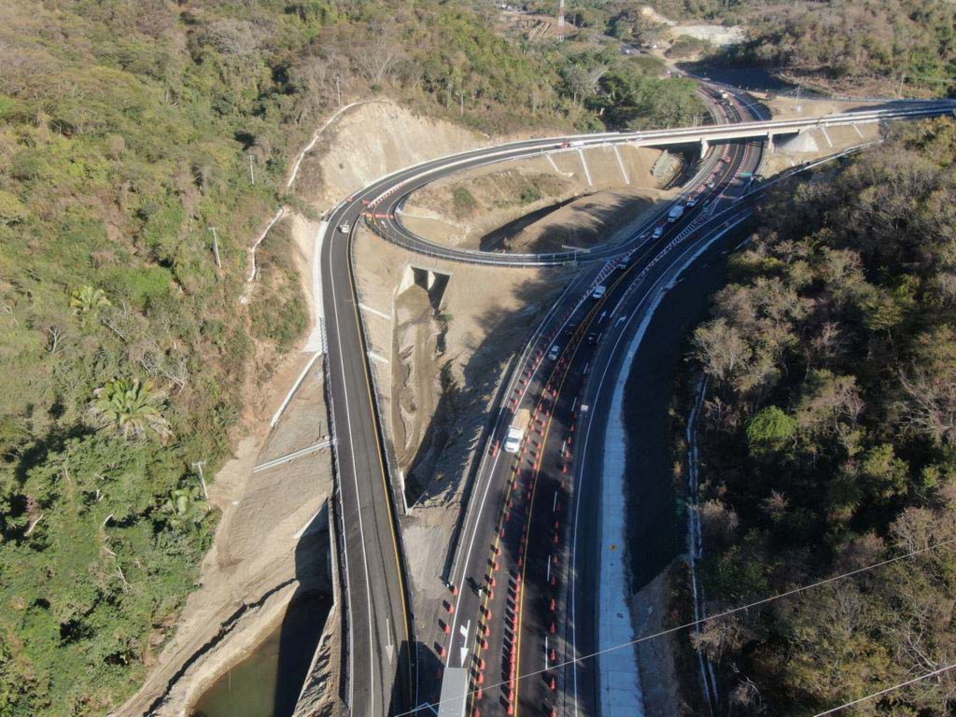 AMLO inauguró dos tramos de la carretera Jala-Puerto Vallarta.